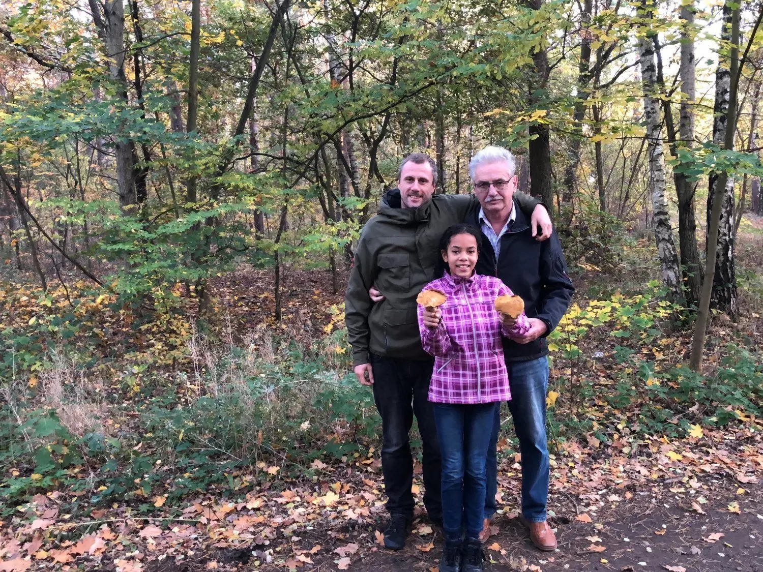 Waren in der Umgebung erfolgreich beim Pilzesuchen: der Wahl-Londoner Dirk Bischof, Tochter Amy und Vater Hans-Jürgen Bischof aus Elsterwerda.
