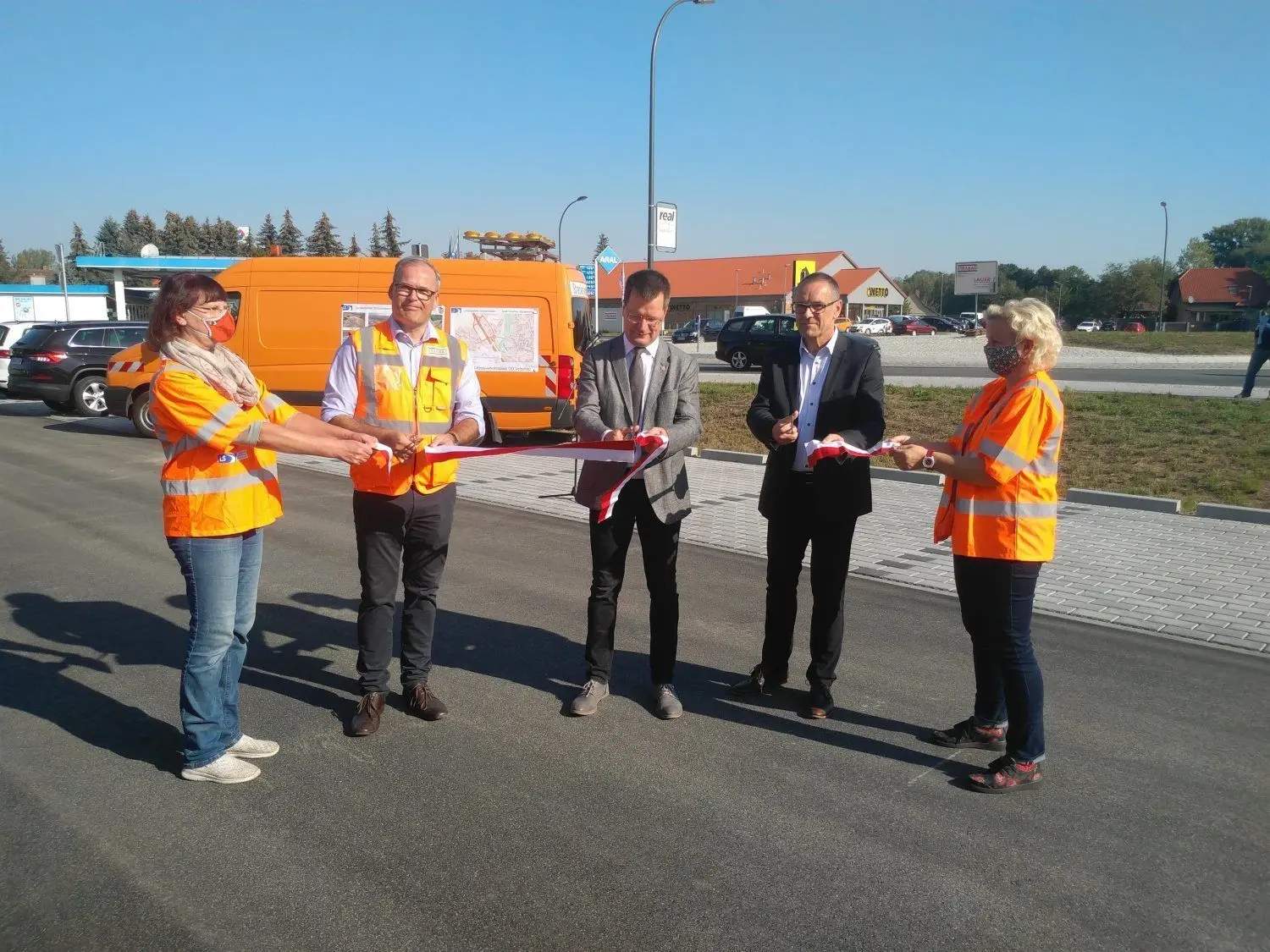 Die obligatorische Bandzerschneidung zur offiziellen Freigabe des neuen Vetschauer Kreisels erfolgte am Dienstag mit der Stadtspitze und dem Landesbetrieb Straßenwesen Brandenburg.
