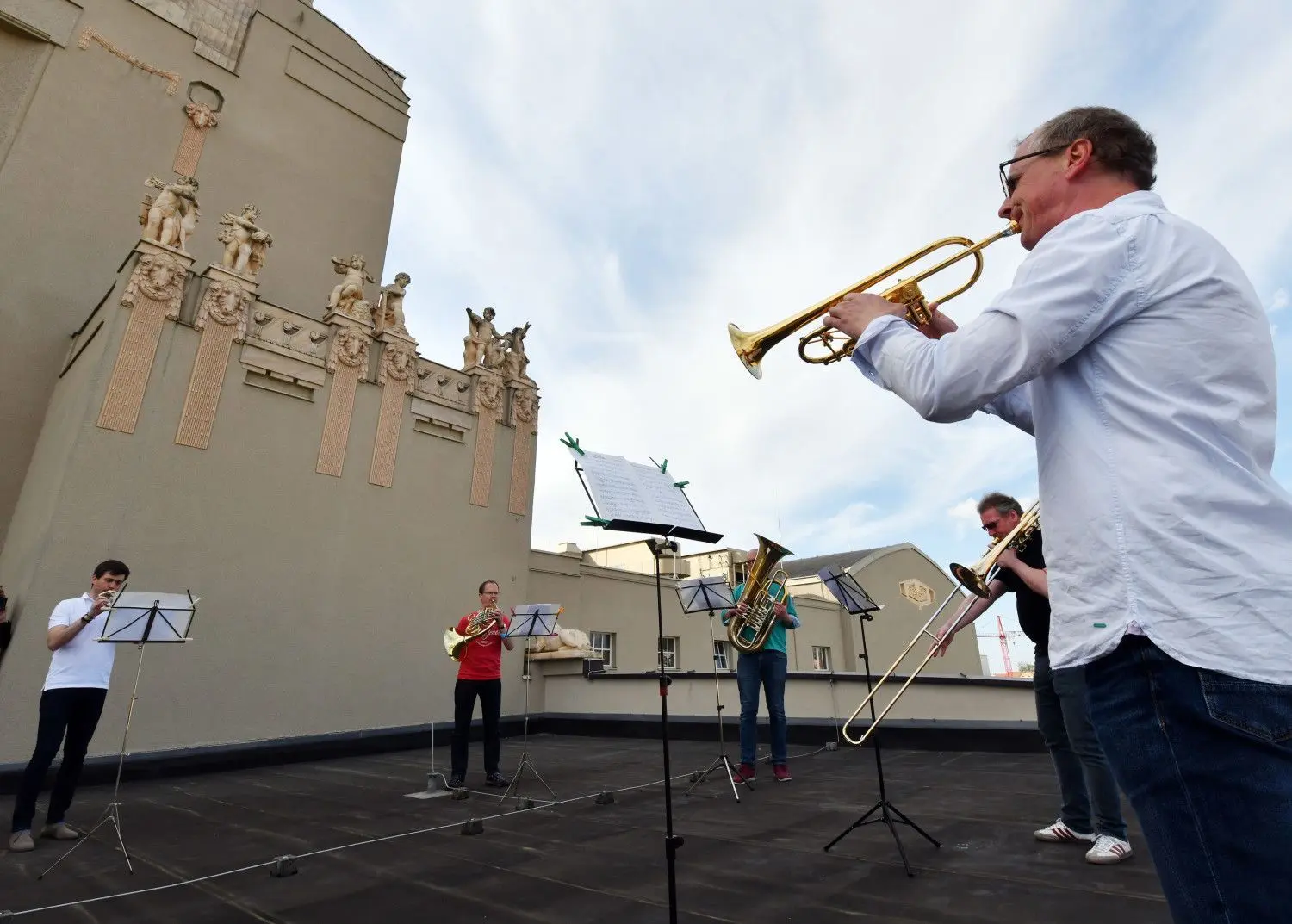 Mit ausreichendem Abstand spielen Musiker des Staatstheater Cottbus für ein Internet-Video im April auf dem Dach des Hauses "You make me Feel so young" von Lester Gordon. Der Spielbetrieb am Theater ist wegen der aktuellen Situation in der Corona-Krise ausgesetzt. Im Sommer aber wird es Vorstellungen auf dem Kasernenhof geben.