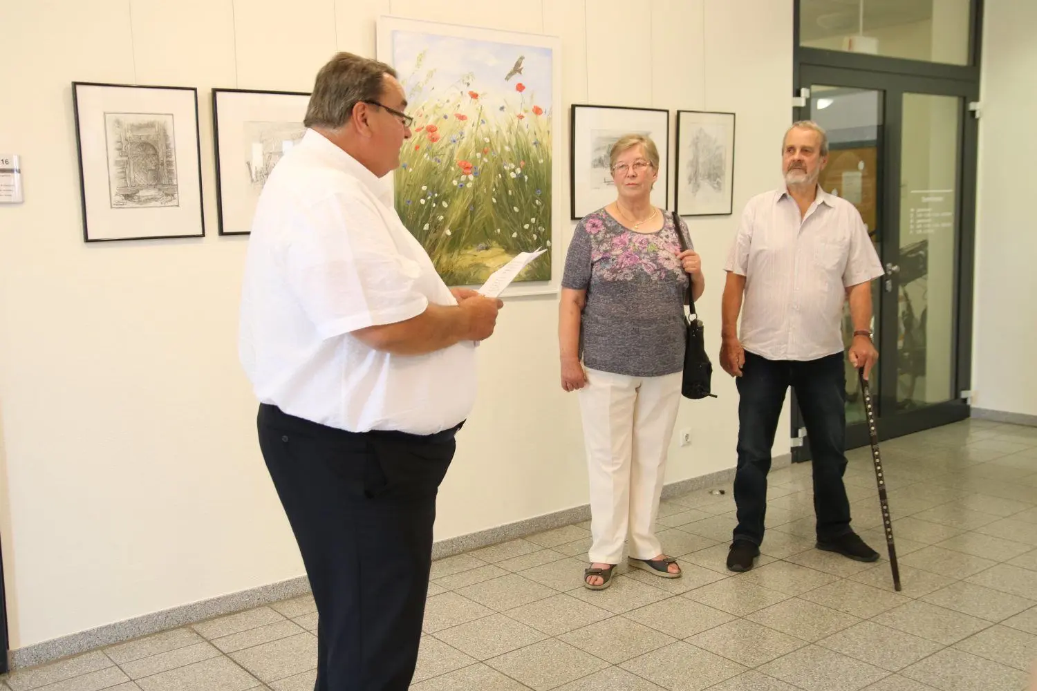 Ingrid und Hans-Richard Groschke bei der Eröffnung ihrer Ausstellung im Rathaus Lübben. Die einleitenden Wort spricht Frank Neumann, als stellvertretender Bürgermeister.