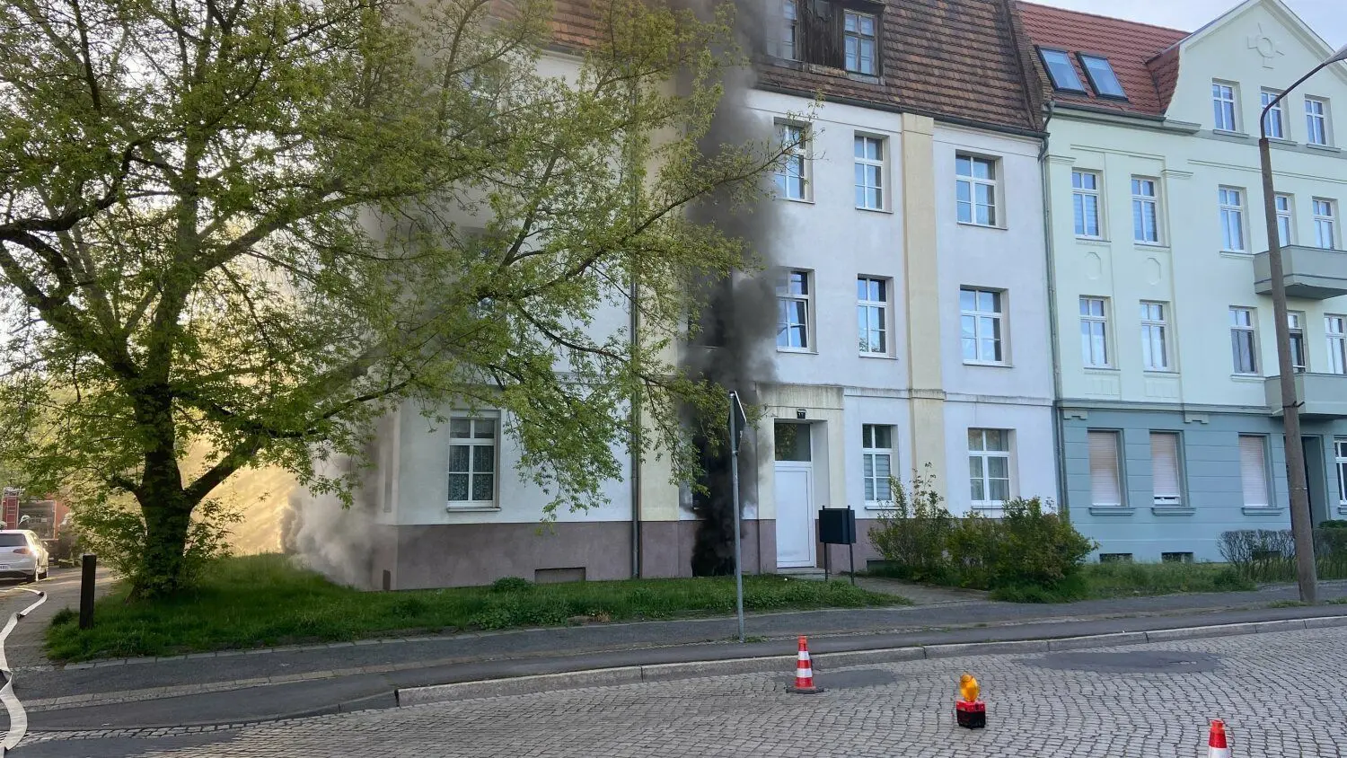 Beim Kellerbrand in Forst am Maifeiertag wird eine Frau mit Rauchgasvergiftung ins Krankenhaus gebracht. Eine weitere Person wird ambulant behandelt.