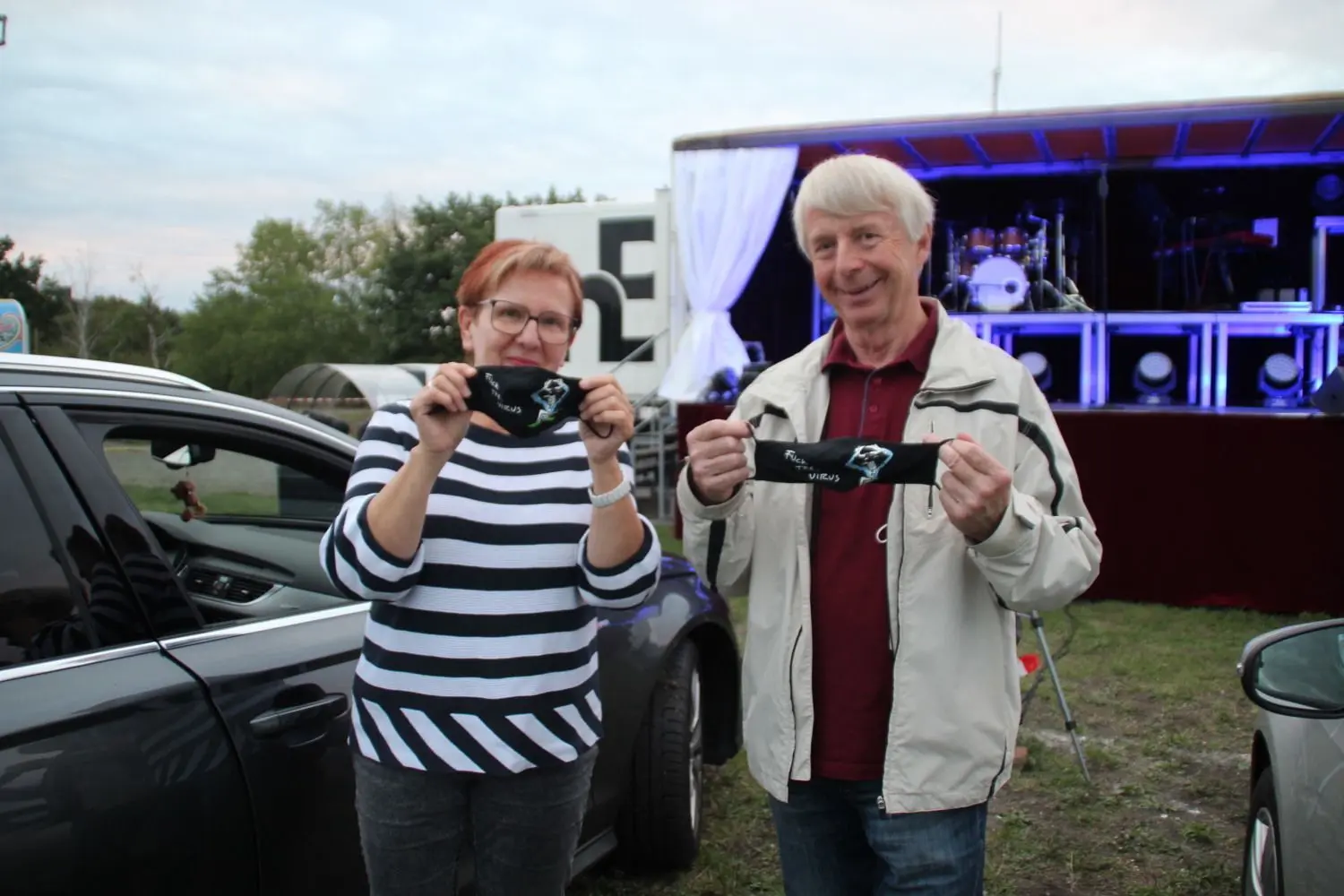 Steffi und Reinhart Kunze aus Senftenberg sind Fans von Udo-Lindenberg-Musik. Zum Lindenberg-Abend der Neuen Bühne erschienen sie deshalb nicht nur mit ihrem Auto, sondern hatten auch zünftig die Mund-Nase-Masken aus dem Lindenberg-Fanshop dabei.