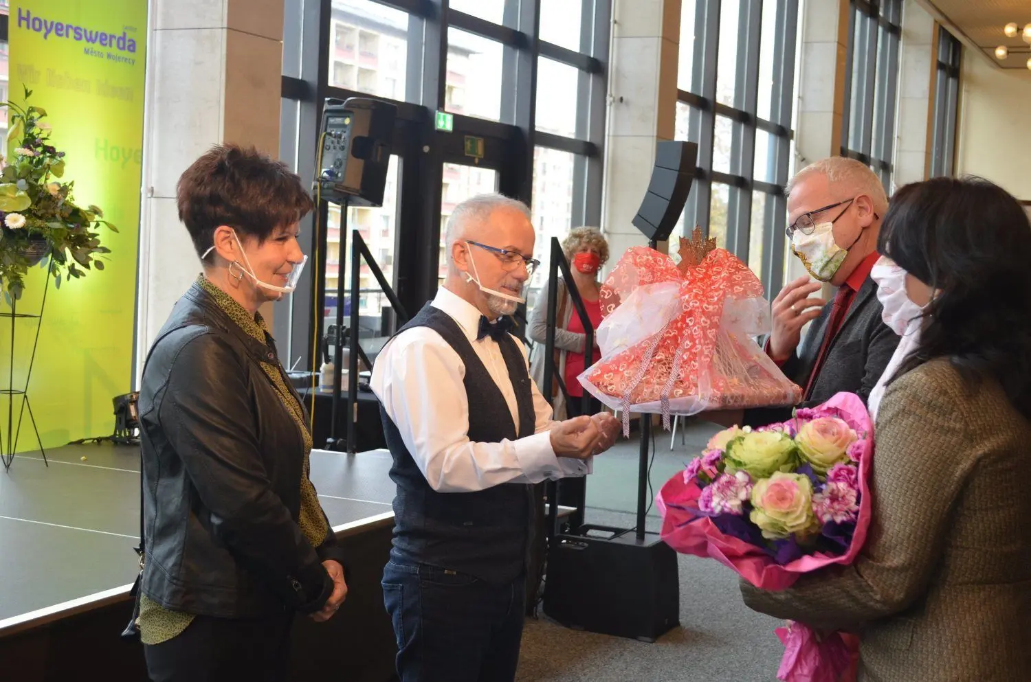 Die Zukünftigen beglückwünschen die Scheidenden: Der nächste Hoyerswerdaer OB Torsten Ruban-Zeh und Frau Evgenia Ruban (r.) übergeben Präsent und Blumen an Stefan Skora und seine Frau Carmen.