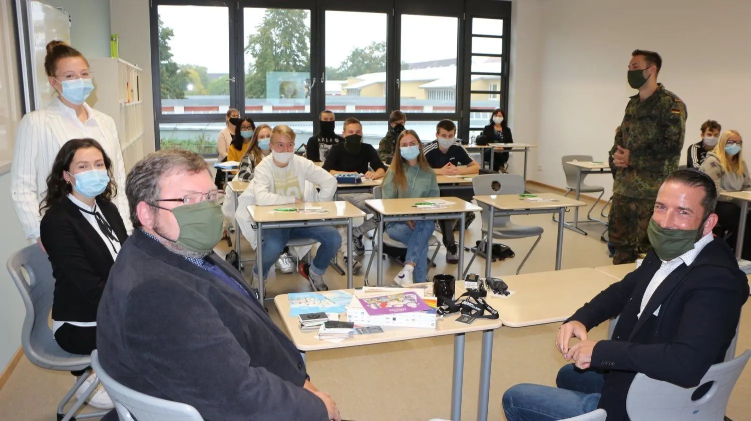 Drei Berufswege in 30 Minuten: Beim Ausbildungsinformationstag lernten die Schüler von Hoyerswerdas Neuer Oberschule die berufliche Bandbreite vieler lokaler Arbeitsgeber kennen - hier Mediengestalter Andreas Krautz aus Weißwasser (v.re.), Berufssoldat Thomas Sebel und sein Bundeswehr-Kollege Wolfgang Naleppa sowie die beiden Azubinen Luisa Jakobitz (20) und Lisa Dewitz (18) von der Wohnungsgesellschaft Hoyerswerda.