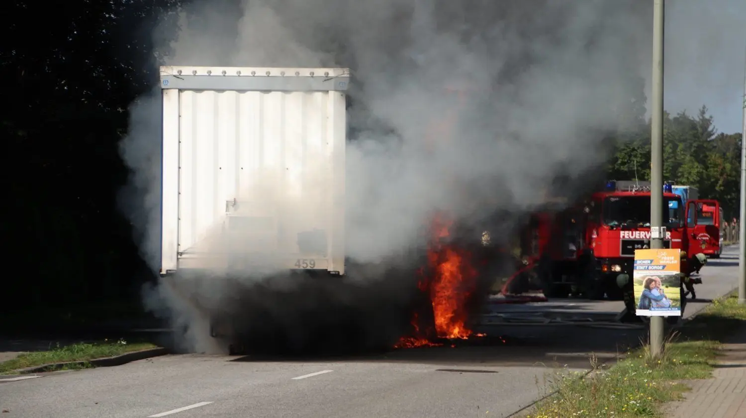 Die Feuerwehr löscht den Brand an einem Lkw-Auflieger in der Berliner Straße in Kolkwitz.