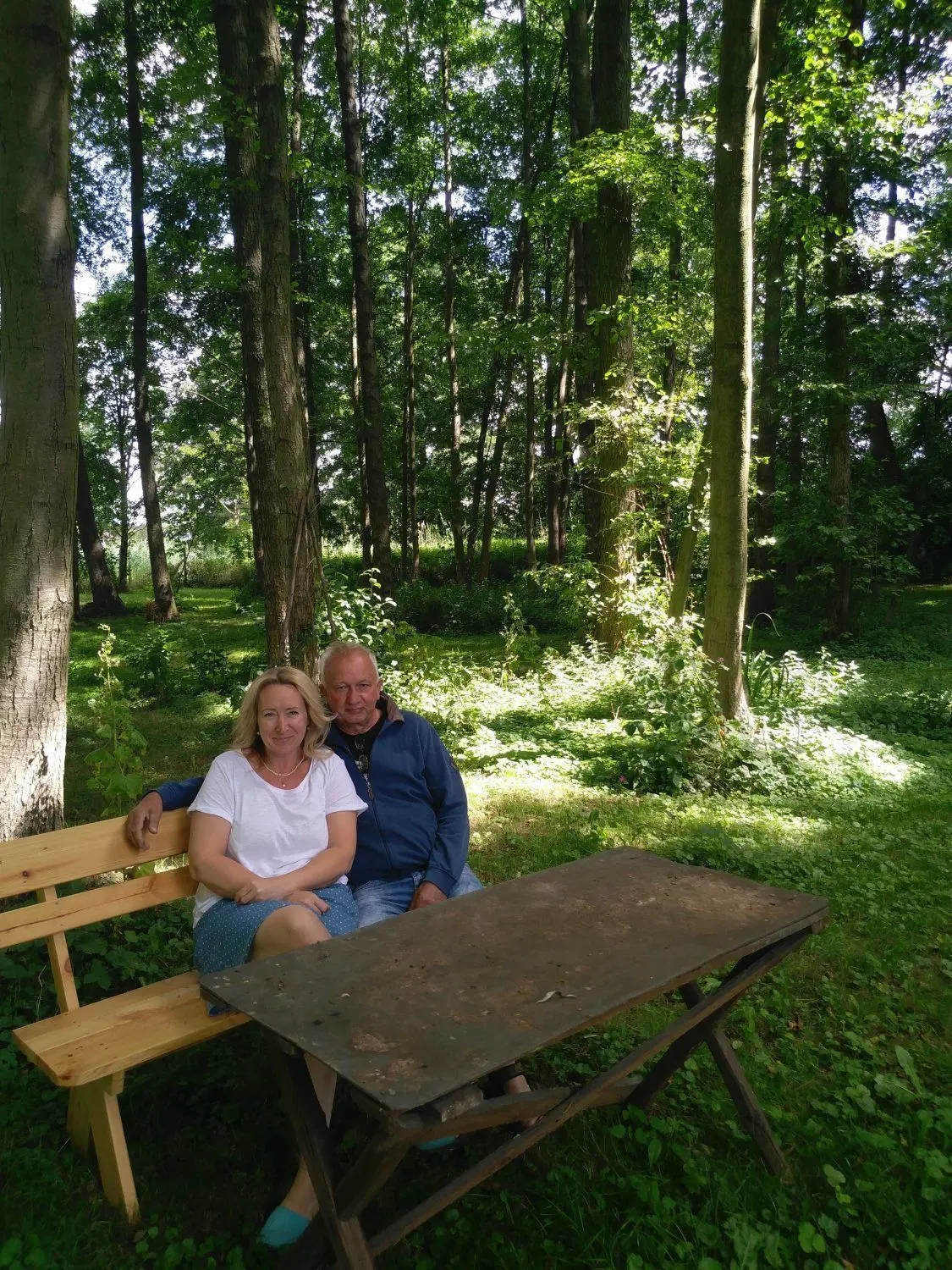 Dr. Silke Luplow mit ihrem Lebenspartner Bernd Große im Schlosspark. Liebevoll hat er dort Pflanzen und Beete angelegt, nachdem Unmengen an verwachsenem Gestrüpp und Steine aus dem ehemaligen Gutsgarten beseitigt worden sind.