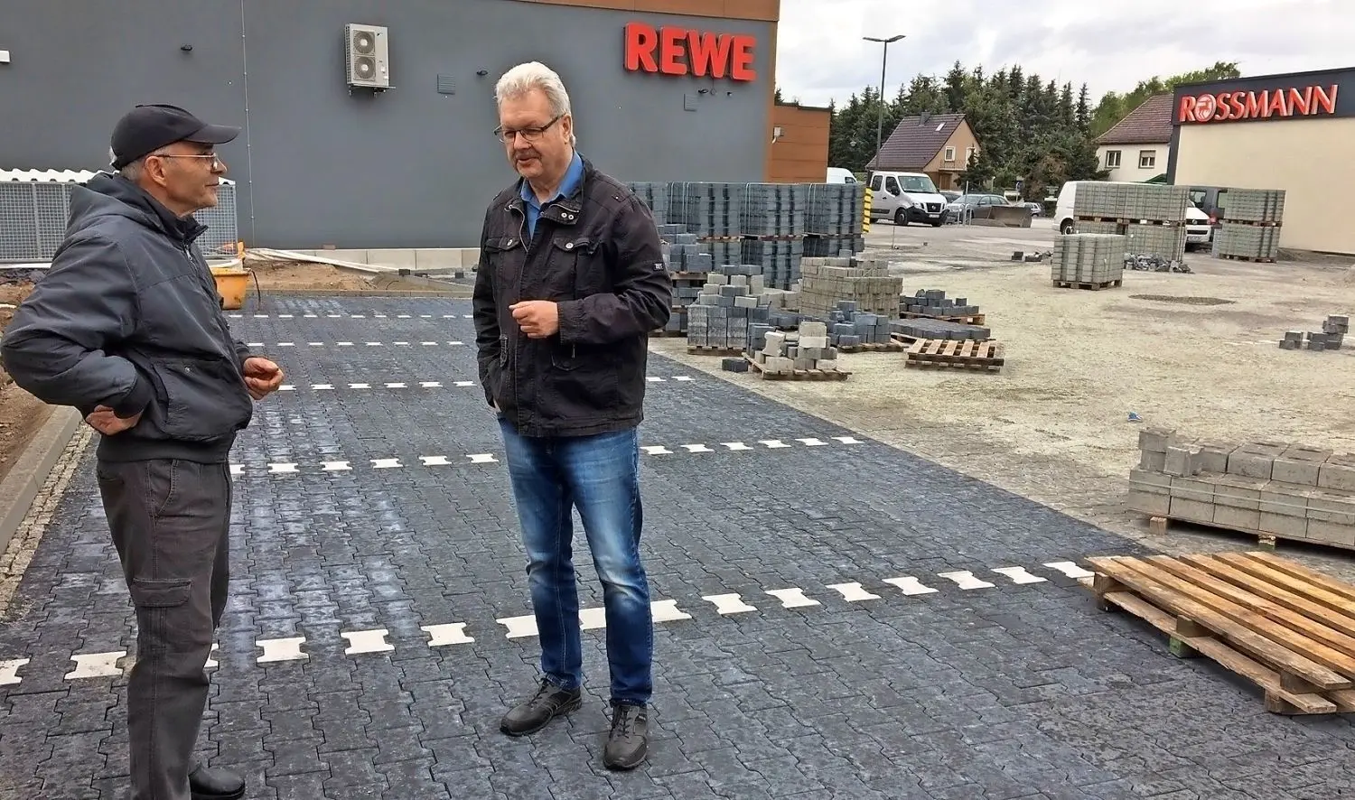 Konnten den Rewe-Bau nicht verhindern: Siegmund Streidt (l.) und Herbert Wünsche. Die Anwohner stehen der Eröffnung am Mittwoch kritisch gegenüber. Ihre Hauptbeschwerden: laute Warenanlieferung früh um sechs, zu geringe Abstandsflächen, keine Rettungswege und eine katastrophale Parksituation. ⇥
