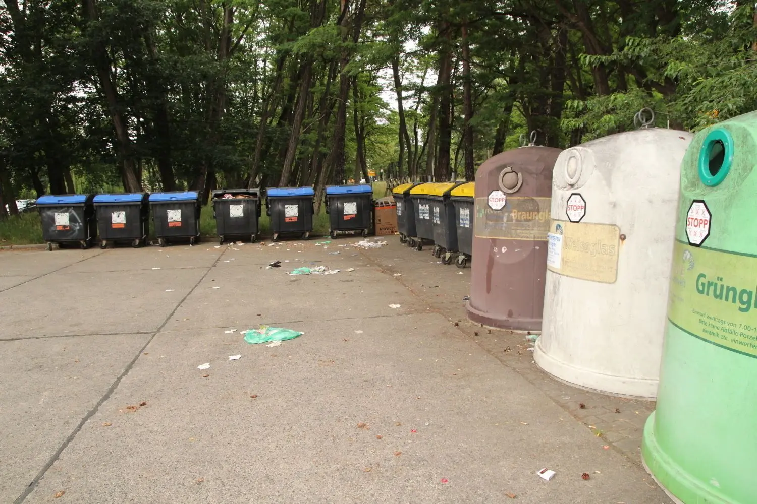 Der Müllcontainerstandort gegenüber der Bergmannstraße 10 ist zwar befestigt, aber hier entmüllen sich viel mehr Menschen als Anwohner. Er soll deshalb bis zum Jahresende aufgegeben werden.