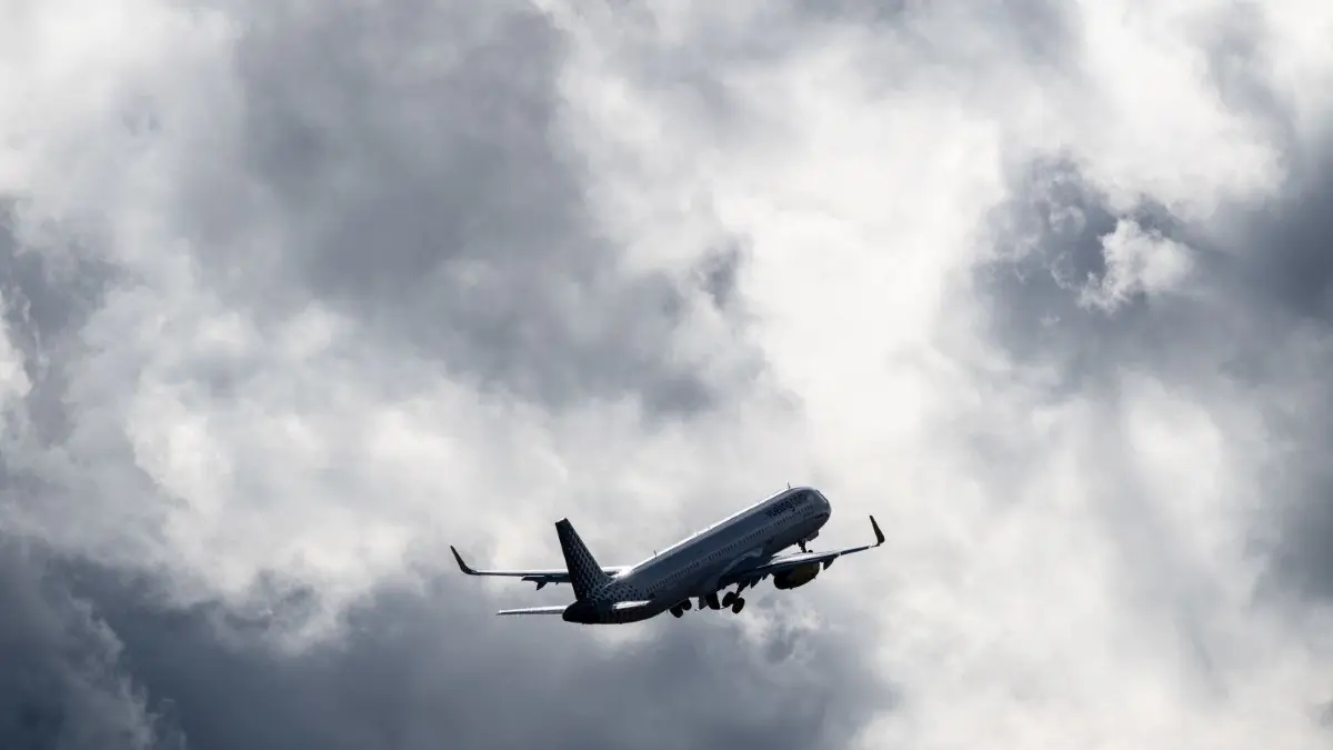 Täglich bewegen wir uns auf unterschiedlichste Weisen fort. Nach dem Absturz der Boeing 737 Max und den technischen Problemen bei Ryanair, stellen sich Reisende die Frage: Wie sicher ist fliegen?
07.03.2019, Baden-Württemberg, Stuttgart: Ein Airbus A321 der Fluggesellschaft Vueling Airlines startet bei dunklen Wolken vom Stuttgarter Flughafen. Foto: Fabian Sommer/dpa +++ dpa-Bildfunk +++