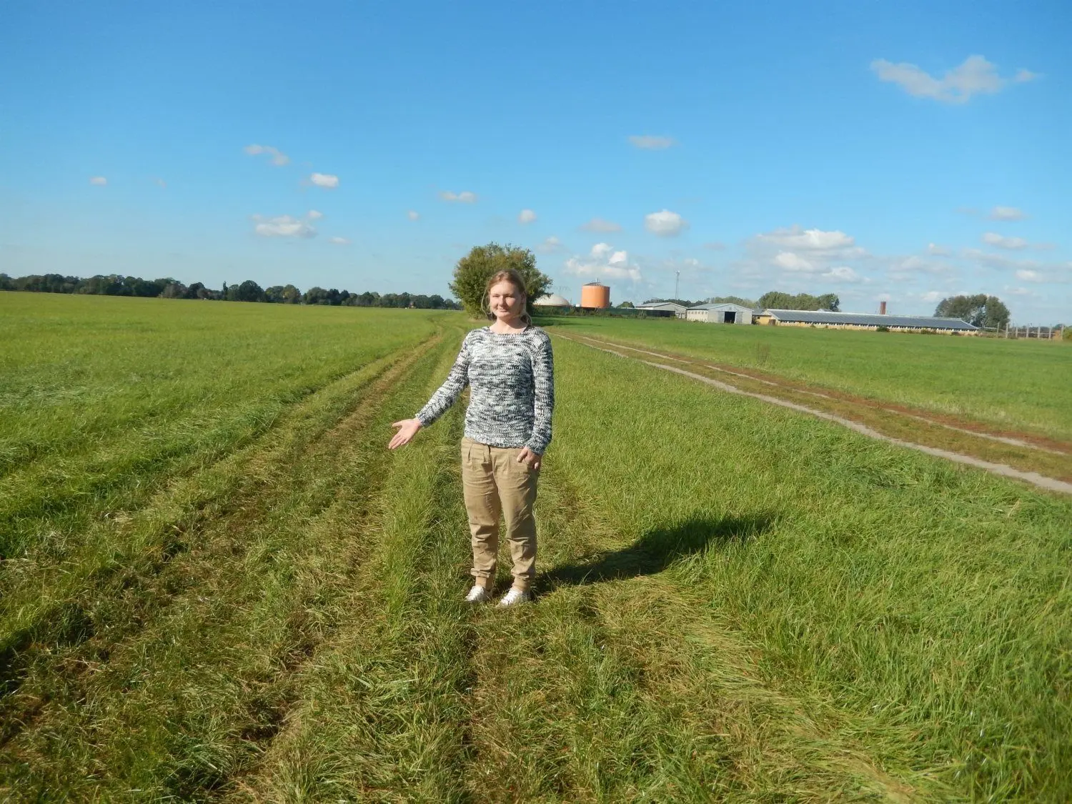 Jennifer Noack zeigt das - parallel zum eigentlichen Weg - zerfahrene Feld bei Domsdorf.