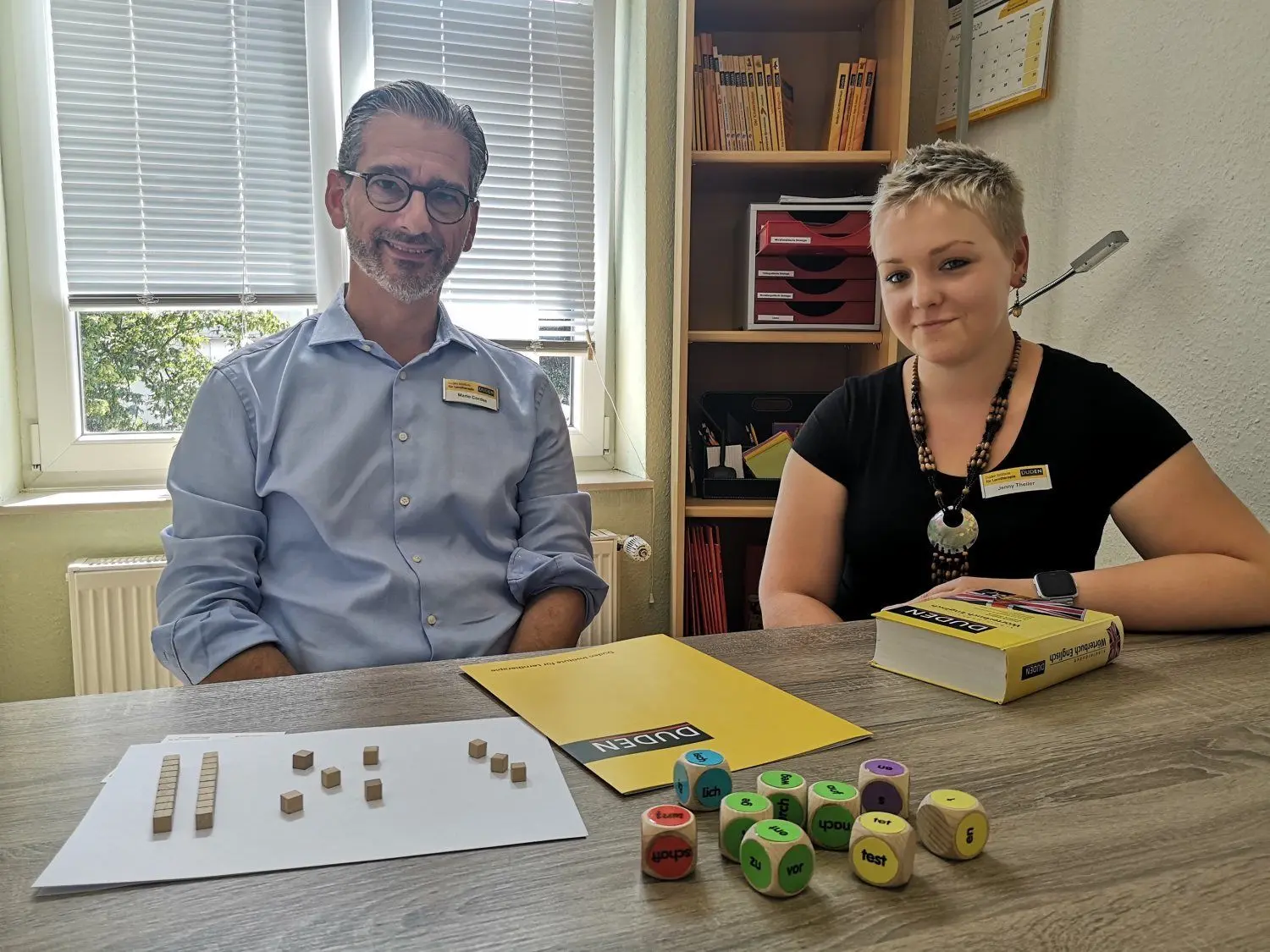 Mario Cordes ist Leiter vom Duden Institut in Cottbus. Gemeinsam mit seiner Mitarbeiterin Jenny Theiler unterstützt er Schüler, die Schwierigkeiten haben, den Unterrichtsstoff aufzunehmen. Als die Schulen in Cottbus während der Coronakrise geschlossen hatten, sind die Anfragen nach Lerntherapien im Duden Institut gestiegen.