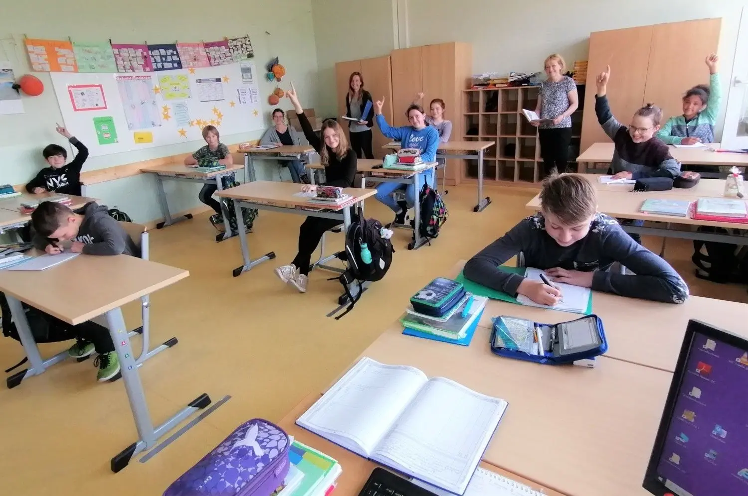 Mathematikunterricht bei Fachlehrerin Jana Richter (hinten links stehend). Ihre Schüler aus der Klasse 6 b der Friedrich-Starke-Grundschule in Elsterwerda-Biehla haben das Melden nicht verlernt. Hinten rechts stehend: Schulleiterin Iris Lehmann.⇥