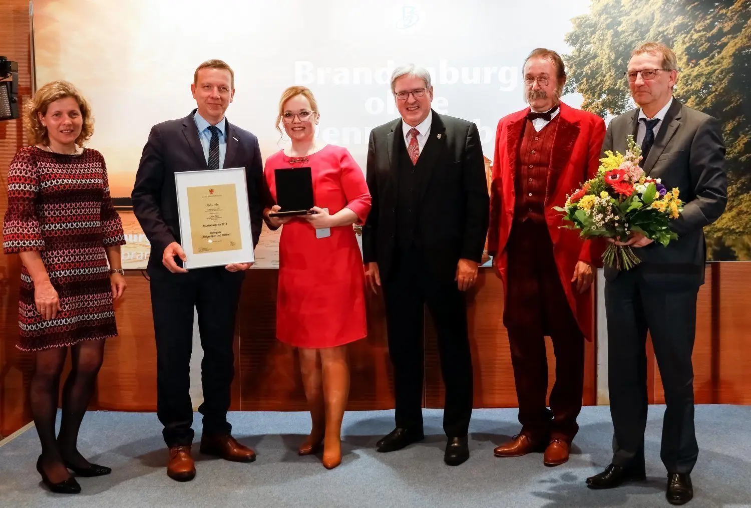 Erfolgsfaktor Lutherpass. Im Jahr 2016 hat Michael Piero im Museum Mühlberg einen der ersten Stempel und den ersten Luther-Pass präsentiert. Seitdem ist das pinkfarbene Büchlein im Taschenformat in aller Munde. Inzwischen wurde er etwa 70 000 Mal ausgegeben. ⇥