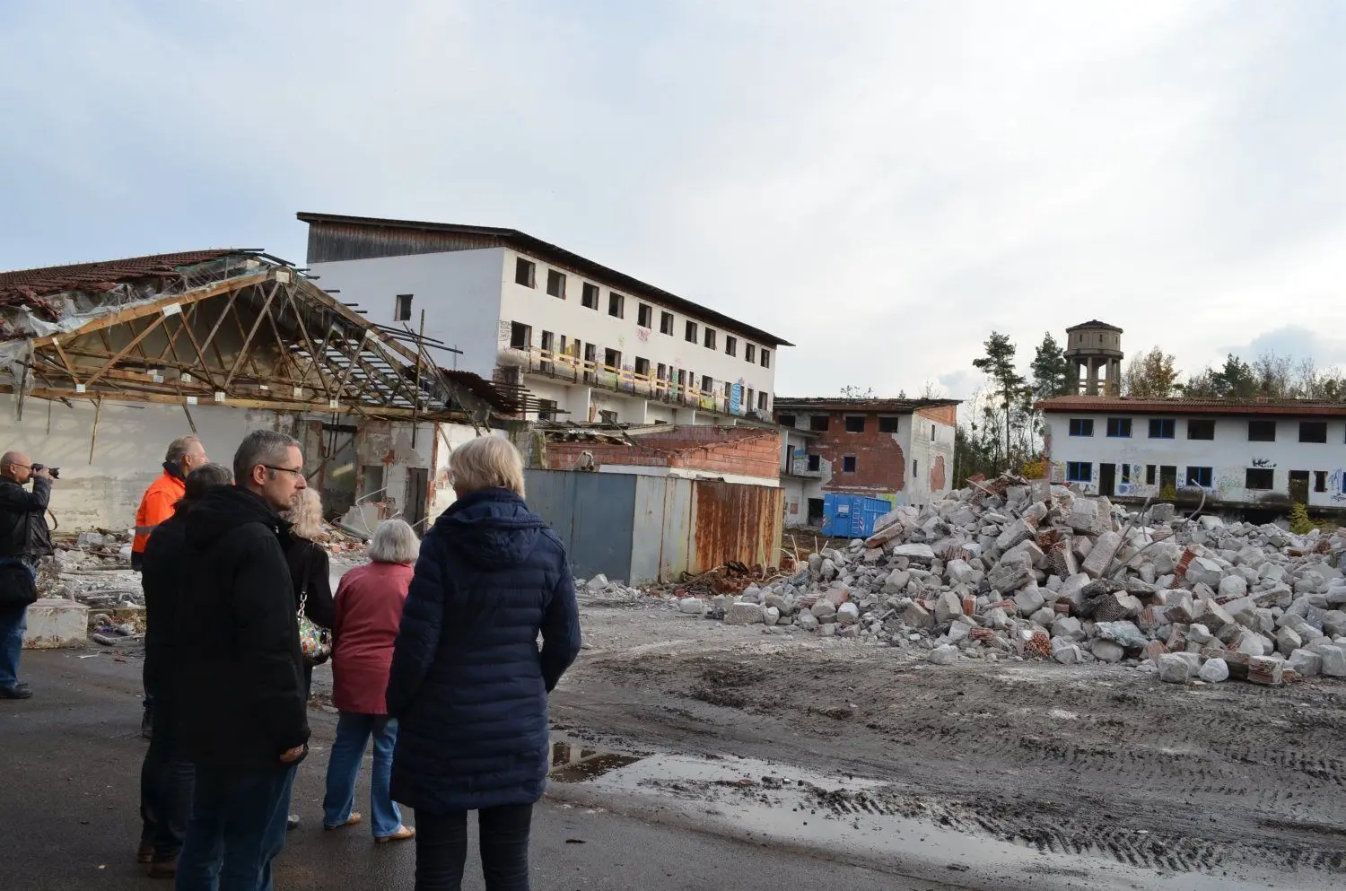 Lautas Bürgermeister und Bautzens Beigeordnete besichtigen die Baustelle: Frank Lehmann und Birgit Weber haben jeweils mehrere Jahre mit dem Fall des Trautmann-Baus zu tun gehabt.