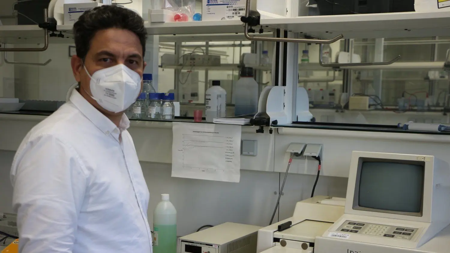 Von wegen nur Mikroskope: Dr. Simón Pérez-Martínez aus Ecuador, Gastwissenschaftler am BTU-Standort in Senftenberg, verbringt auch viel Zeit am Telefon oder in Videokonferenzen, um Forscher für neue Projekte zu gewinnen.