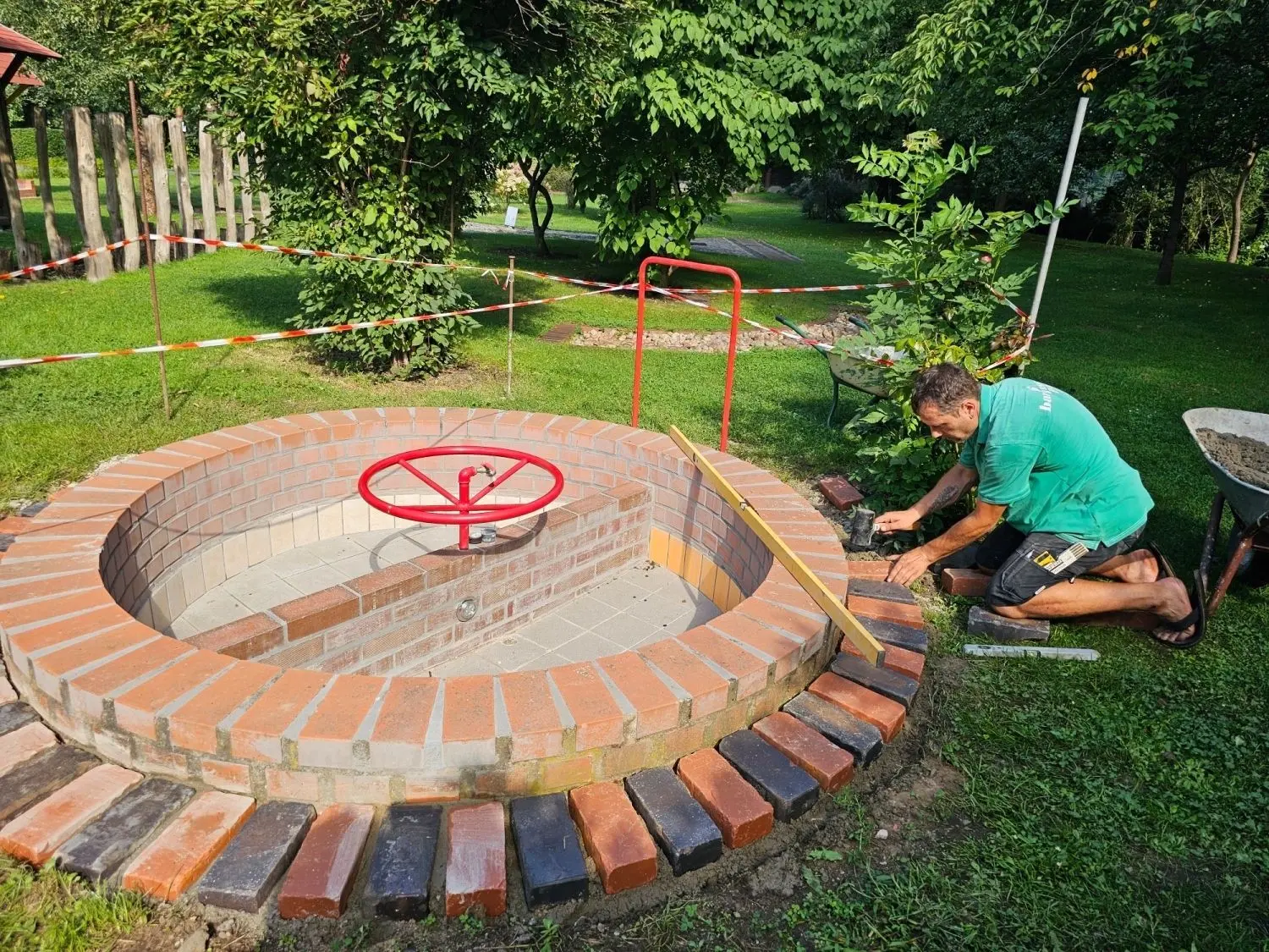 Hausmeister Ronny Zech arbeitet an einer neuen Station für den Barfußpark in Burg: ein Wärme- und Kältebecken.