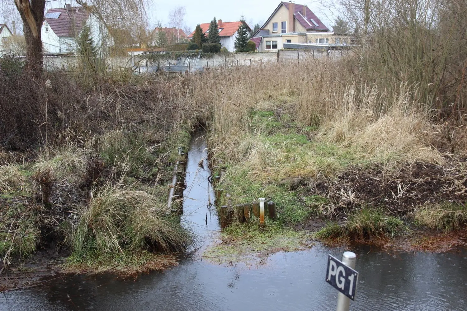 Am Zusammenfluss von Peiskergraben und Wasserturmgraben befindet sich diese Grundwassermessstelle.