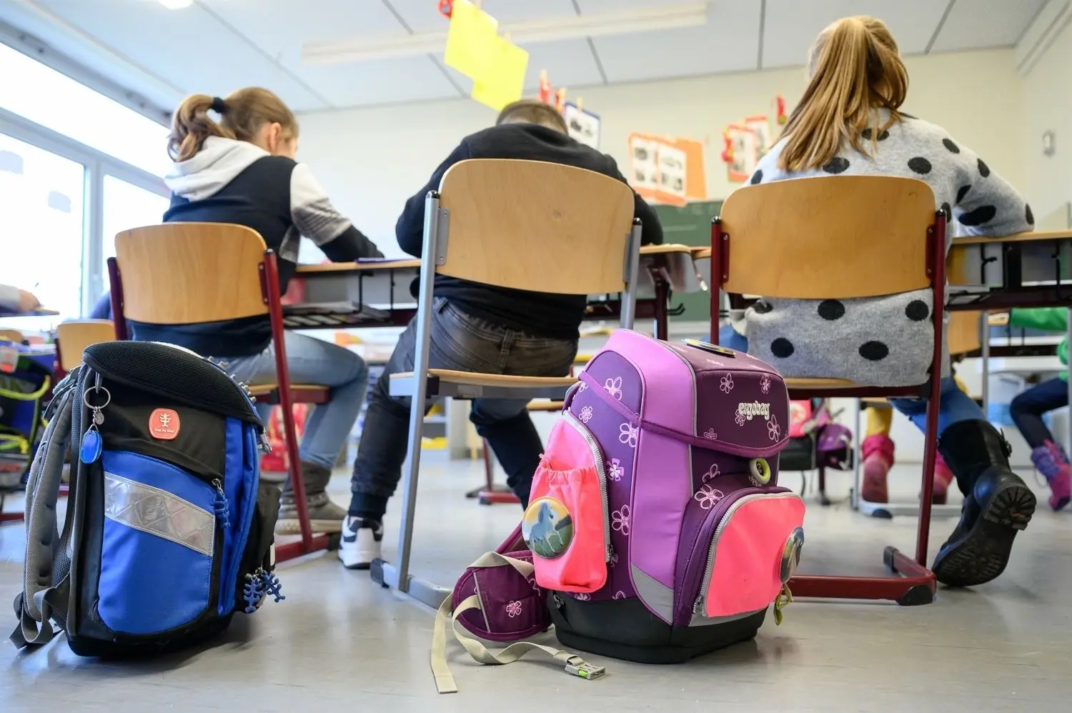 Ein zu schwerer Schulranzen oder übermäßige Mediennutzung können sich negativ auf die Rückengesundheit von Kindern auswirken. Der Bedarf von physiotherapeutisch Sitzungen steigt bei Heranwachsenden signifikant.