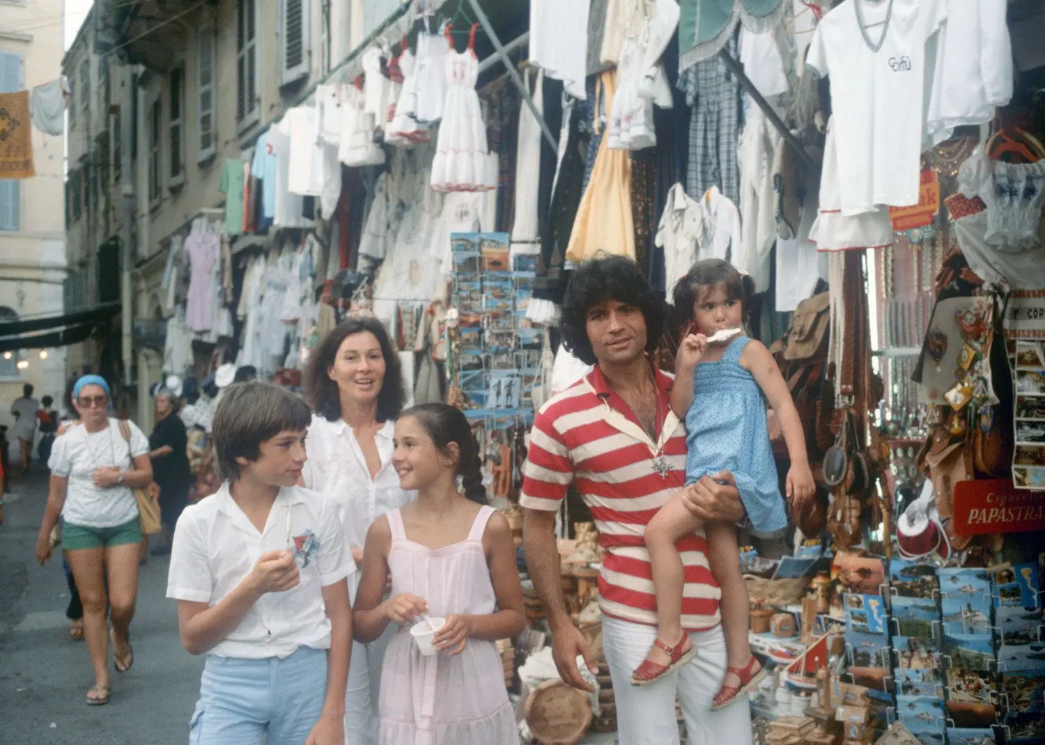 Der in Griechenland geborene deutsche Schlagersänger Costa Cordalis während des Urlaubs mit seiner Familie auf der griechischen Insel Korfu im August 1979.
