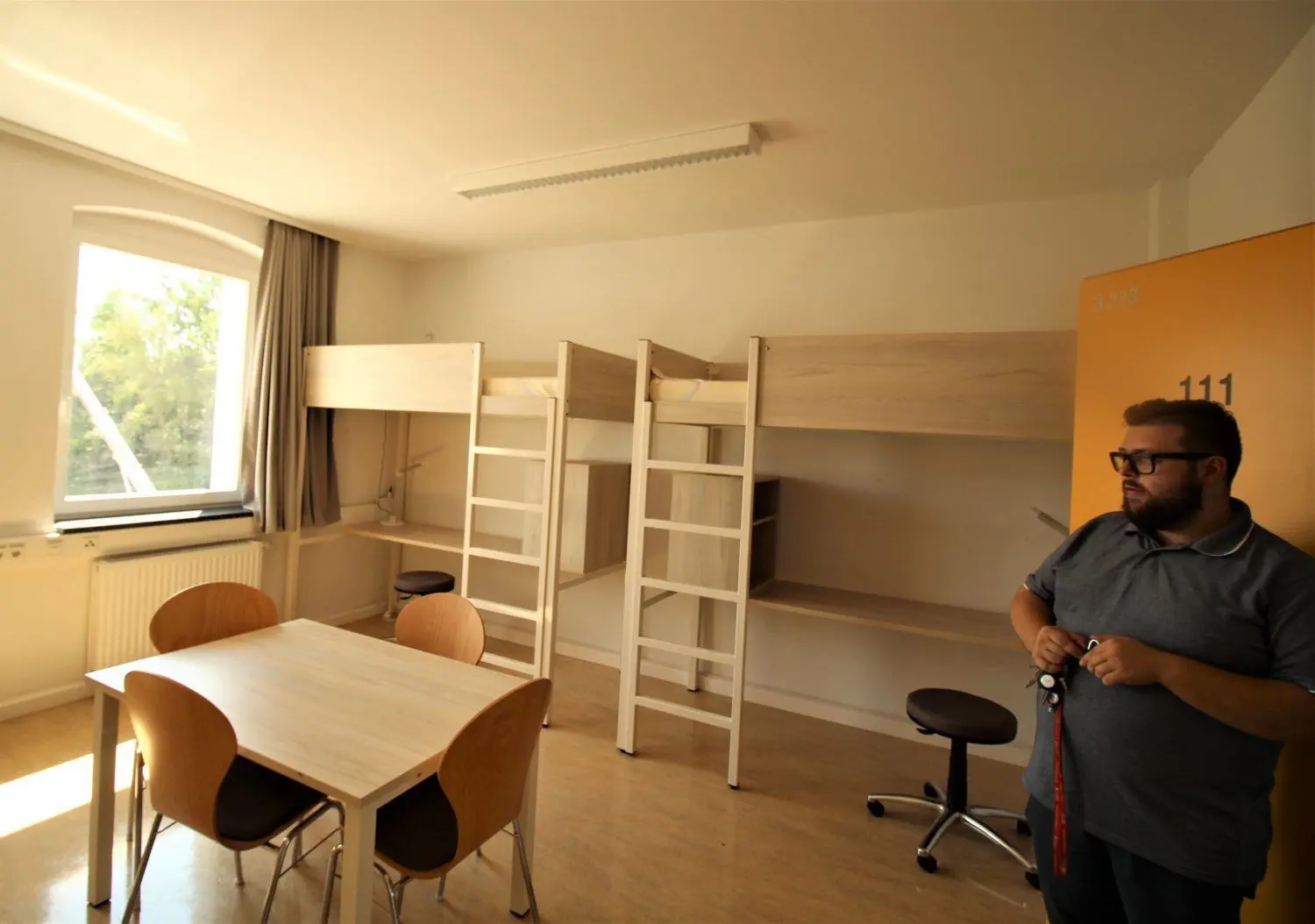 Lucas Heizmann zeigt ein neu eingerichtetes Zimmer im Wohnheim am Berufsschulzentrum in Weißwasser.