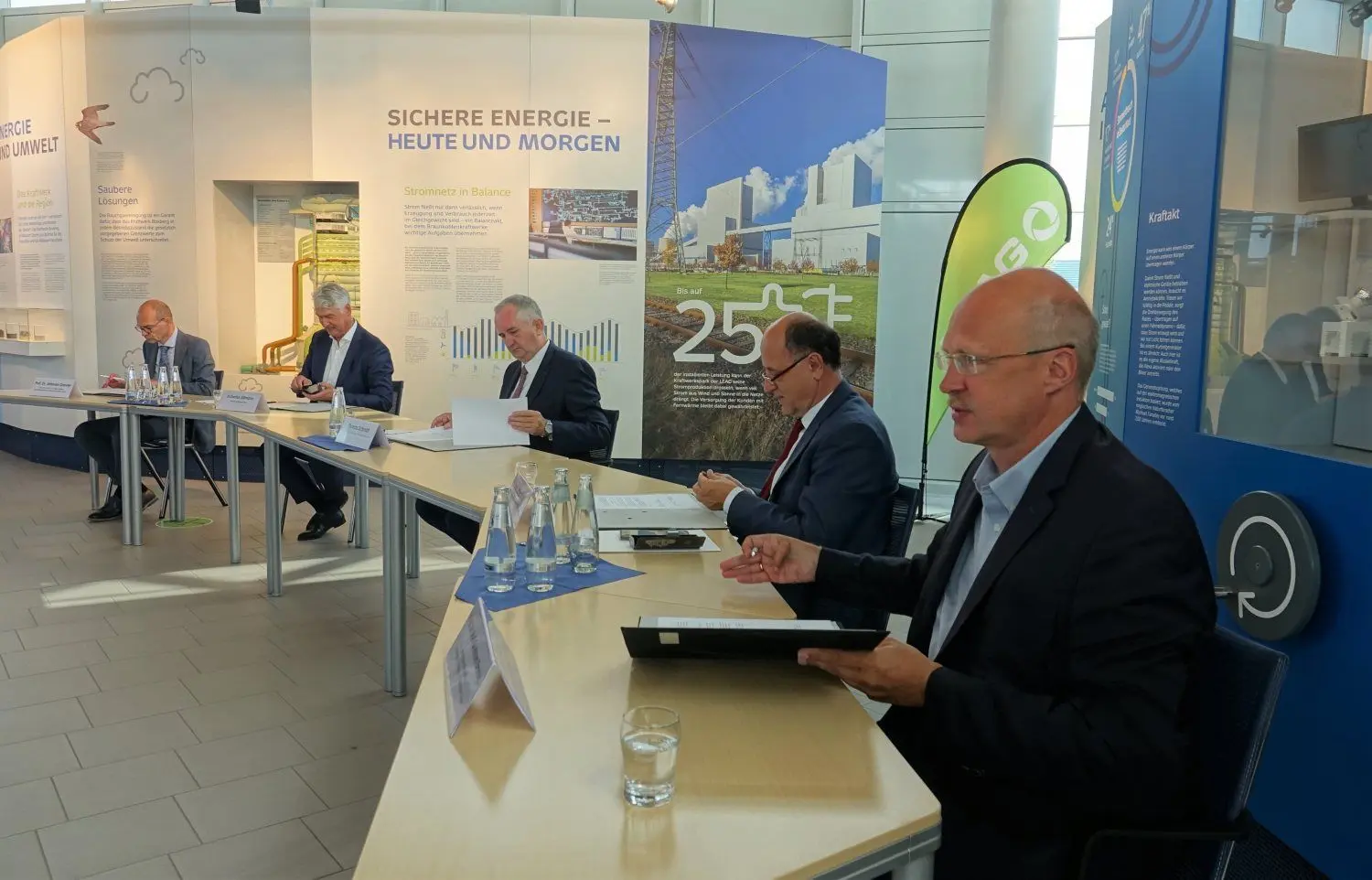 Professor Welf-Guntram Drossel, Professor Lothar Kroll, Minister Thomas Schmidt, Leag-Vorstand Hubertus Altmann und Professor Johannes Ganster (v.r.n.l.) haben am Mittwoch die Absichtserklärung in Boxberg unterzeichnet.
