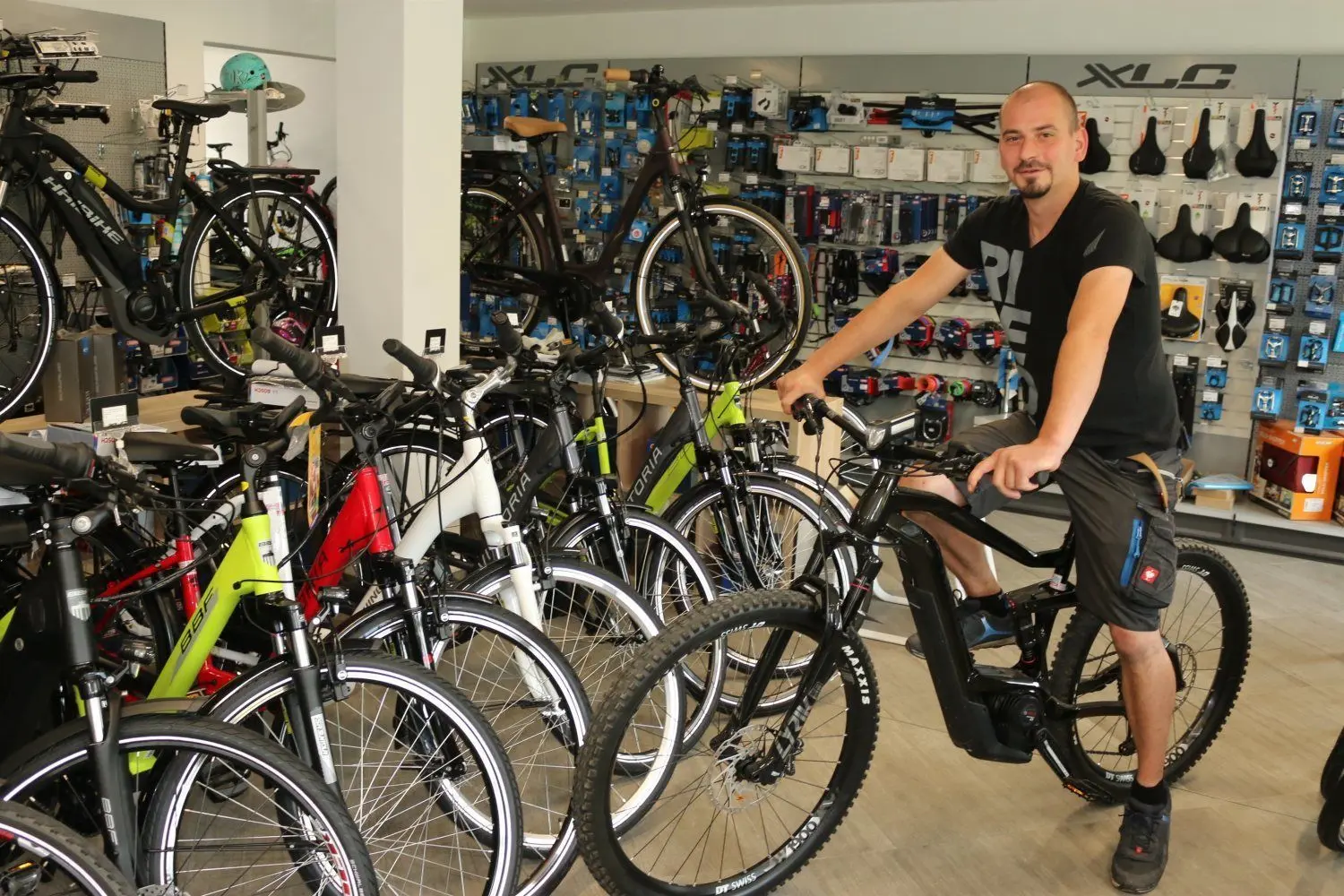 Matthias Olbrich, Inhaber vom Fahrrad Kombinat in Falkenberg, spricht von einem E-Bike-Boom in der Region.
