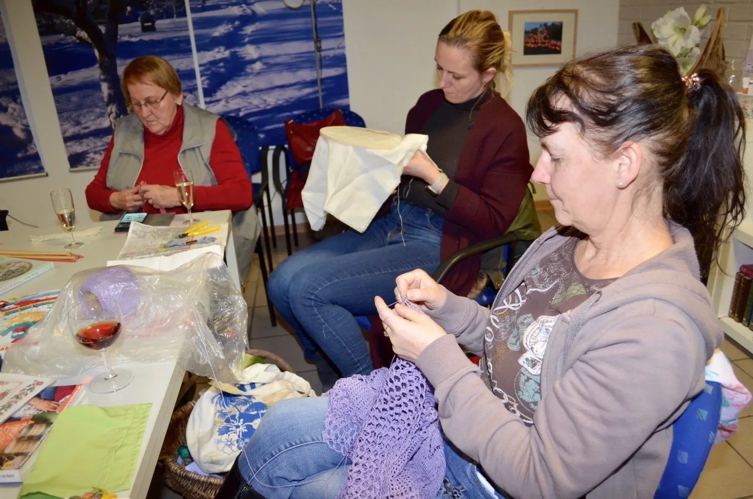 Handarbeit und Plauderei: Die Spinnstube in Byhleguhre ist ein beliebter Treffpunkt für die Frauen in Byhleguhre.