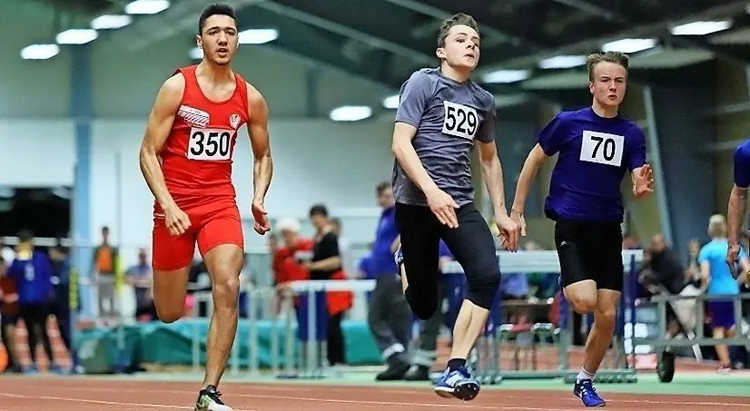 Marcel-Masso Despaigne (l.) vom LC Cottbus gewann die 60m der M16 und stellte über 60m Hürden einen neuen Meetingrekord auf. ⇥