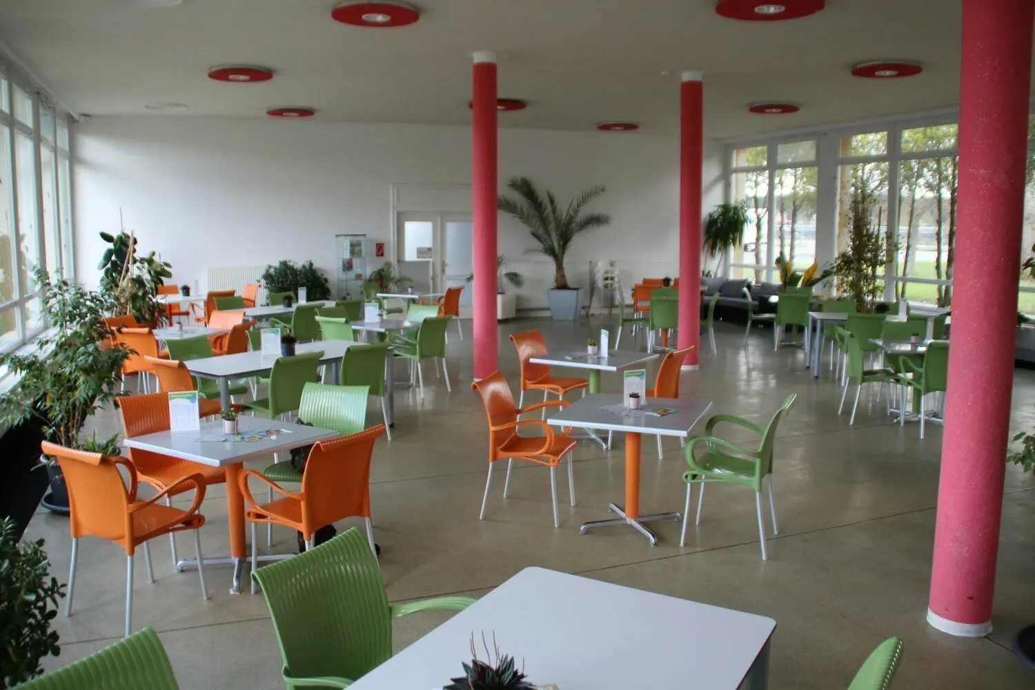 Mit Pflanzen, Mobiliar und Küchengeräten aus dem Lausitzbad ausgestattet, präsentiert sich "Die Kantine" als gemütlicher Ort für eine Mittagspause im Arbeitstag oder für eine Familienfeier mit bis zu 75 Gästen.