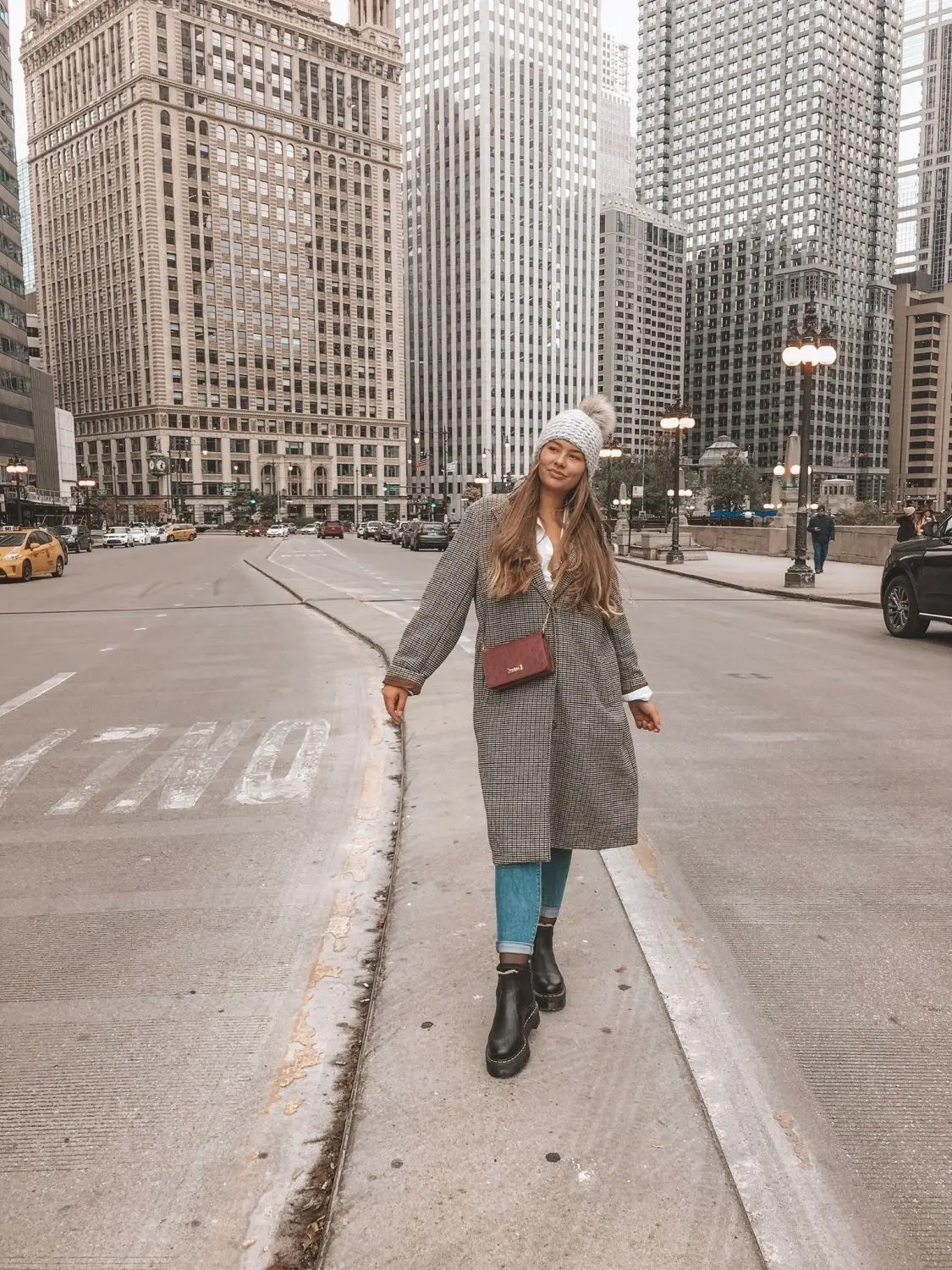 Emily in den Straßen von Chicago im Bundesstaat Illinois.