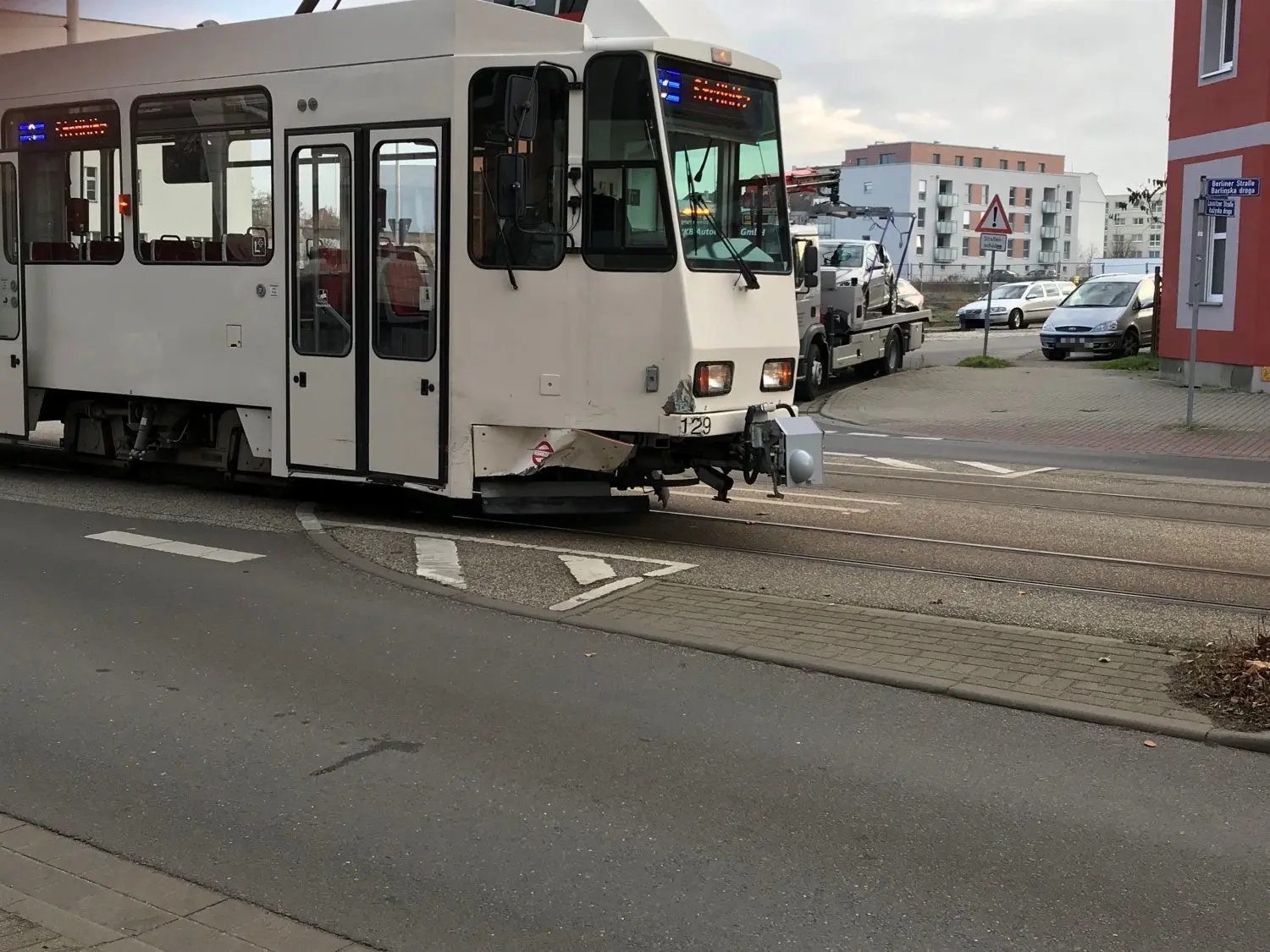 Am Samstag, 23. November 2019, sind auf der Berliner Straße in Cottbus eine Tram der Linie 3 von Cottbusverkehr und ein VW Golf zusammengestoßen. Die Insassen sowohl des Autos als auch in der Straßenbahn blieben nach Angaben einer Polizistin am Unfallort unverletzt.