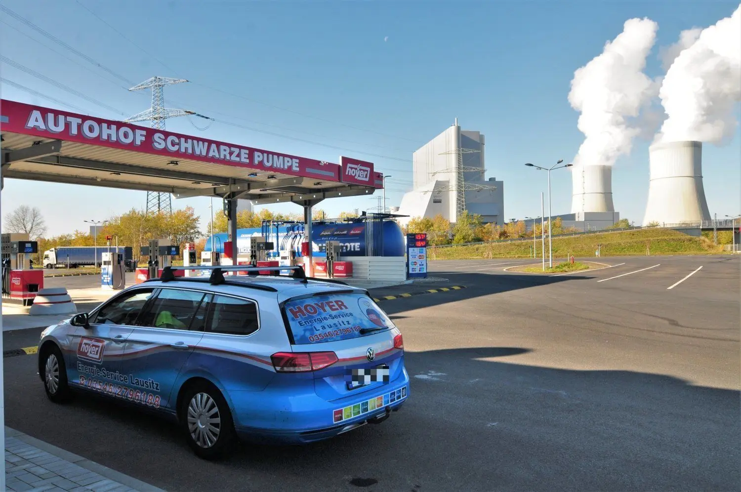 Nur einen Steinwurf von der neuen Tankstelle entfernt, dampfen die Kühltürme vom Kraftwerk Schwarze Pumpe vor sich hin.