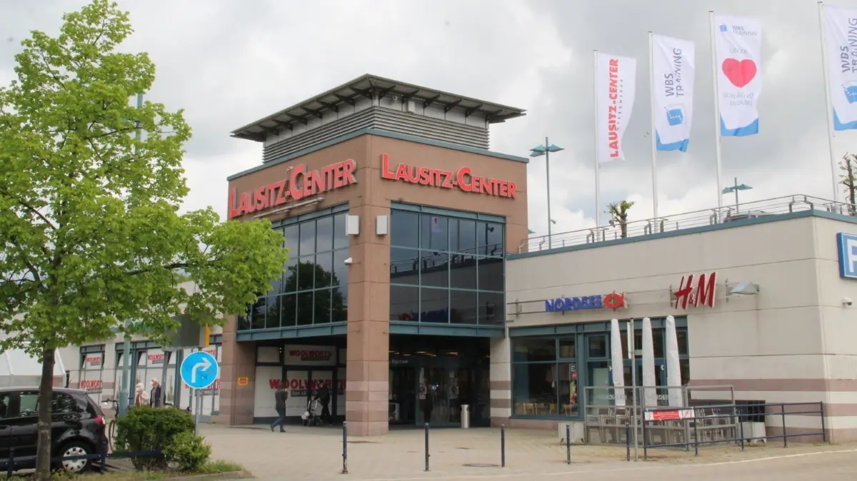 Eine 14-Jährige ist in der Rossmann-Drogerie im Lausitz-Center Hoyerswerda Opfer eines Diebstahls geworden. Tatverdächtig ist eine Seniorin. (Archivfoto)
Seit gestern ist wieder mehr Leben im Lausitz-Center Hoyerswerda. Die bislang geschlossenen Geschäfte dürfen wieder öffnen. Zum Eintreten benötigt man allerdings den Impfnachweis oder ein negatives Testergebnis.