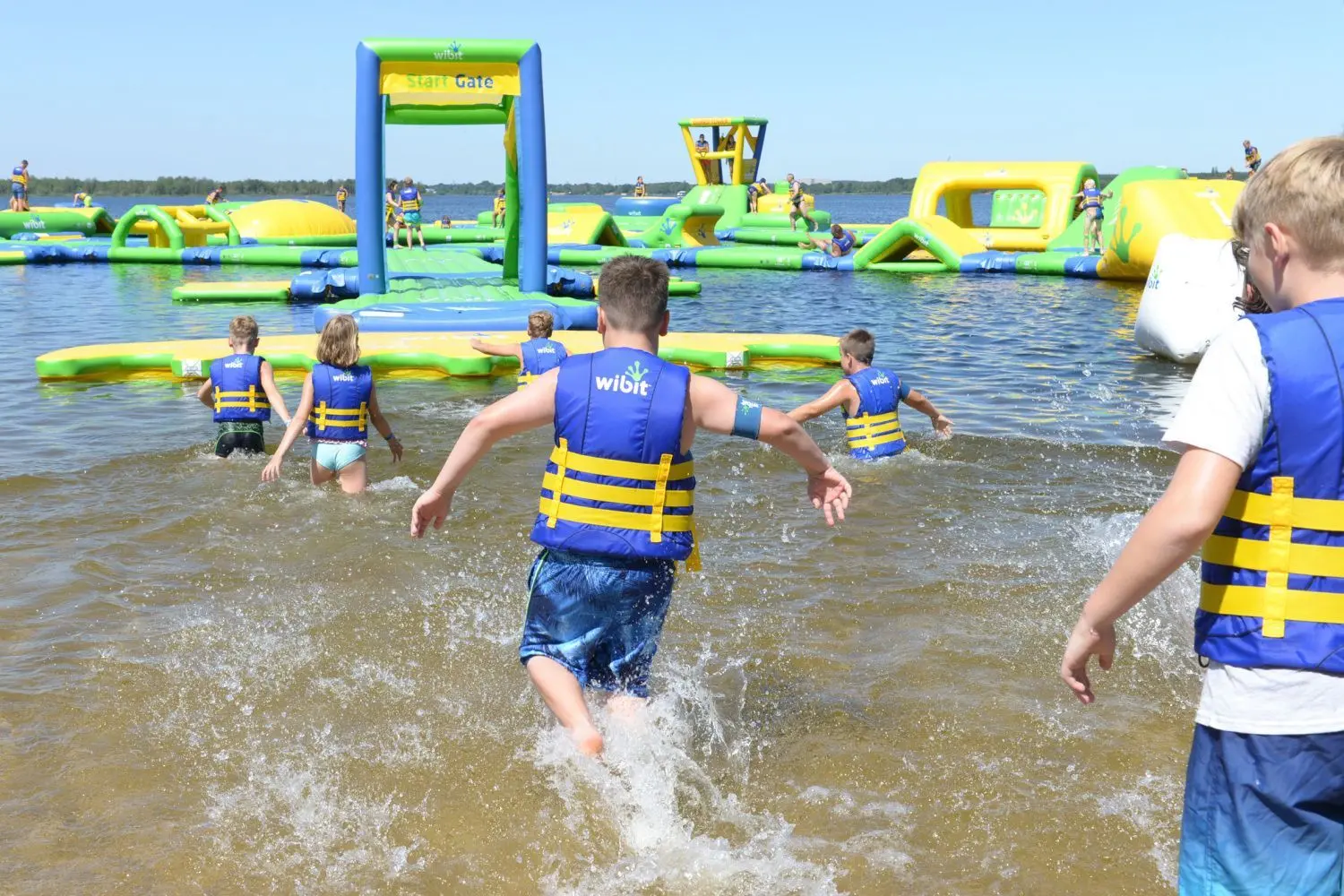 Eine neue Attraktion kommt gerade recht in diesen heißen Zeiten: Am Senftenberger See ist seit wenigen Wochen der größte Wassersportpark der neuen Bundesländer in Betrieb. Trampolin, verschiedene Sprungtürme, Steilkurve und Schleudersack sorgen bei Groß und Klein für Begeisterung.⇥
