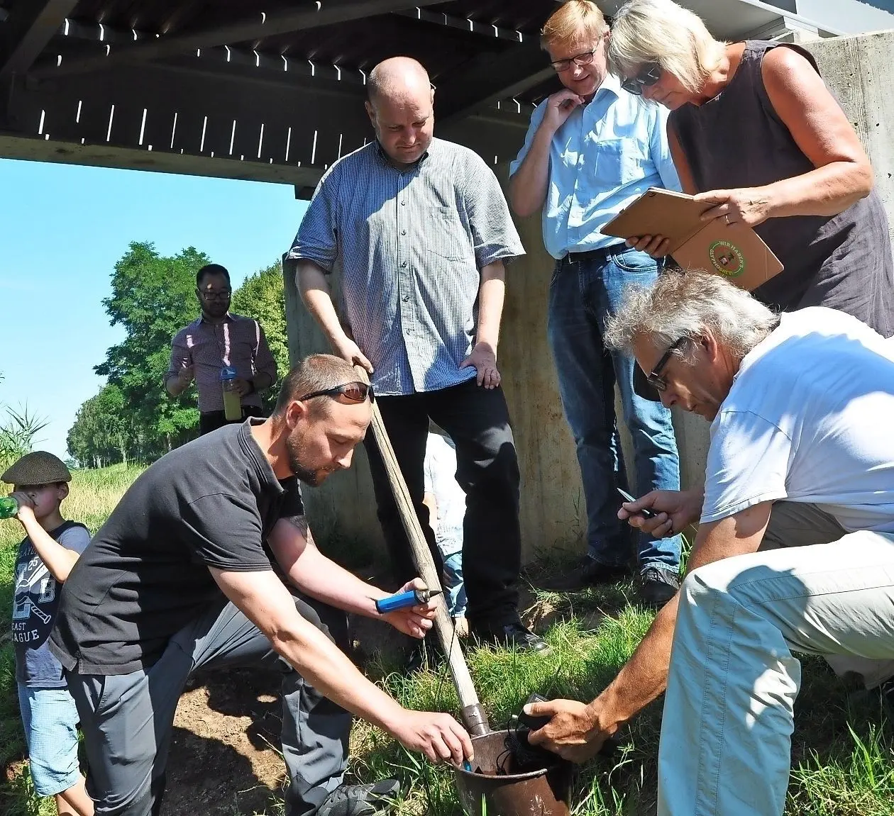 Schwarze Elster bei Plessa - Grüne erkundigen sich nach dem Fischsterben in der Elster wegen zu sauren Wassers und begonnen von Firma Gascade Bauabschnitte gezeigtG