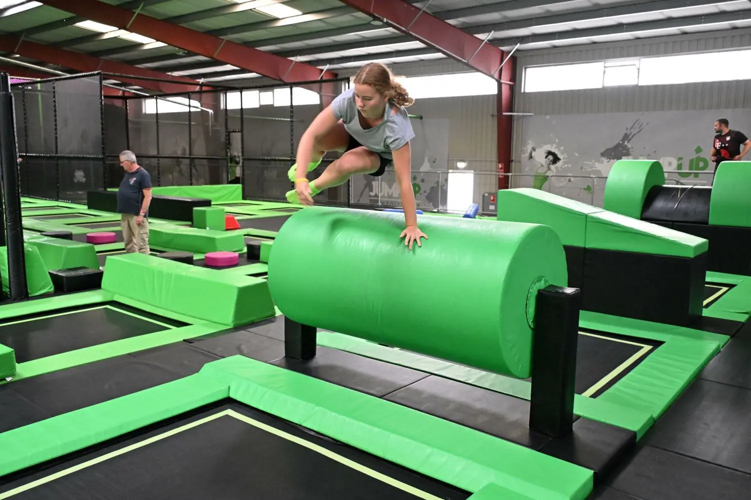 Jede Menge Spaß wartet im Cottbuser Trampolinpark Am Seegraben. Die zwölfjährige Greta aus Wittenberg macht es vor.
