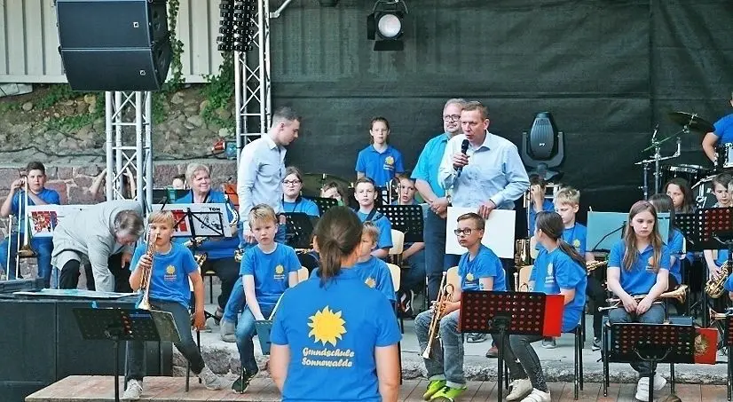 Für einen tollen Höhepunkt sorgte bereits die Eröffnung des Festes durch die Bläserklassen der Grundschule Sonnewalde. Dafür gab es auch von Landrat Christian Heinrich Jaschinski viel Lob.