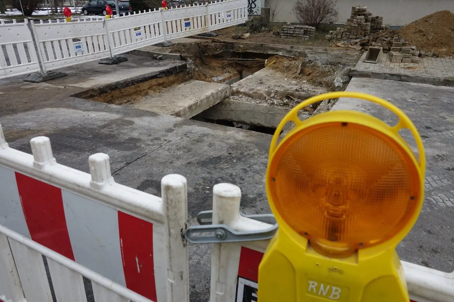 Die Baustelle der defekten Fernwärmeleitung in der Straße der Kraftwerker in Weißwasser.