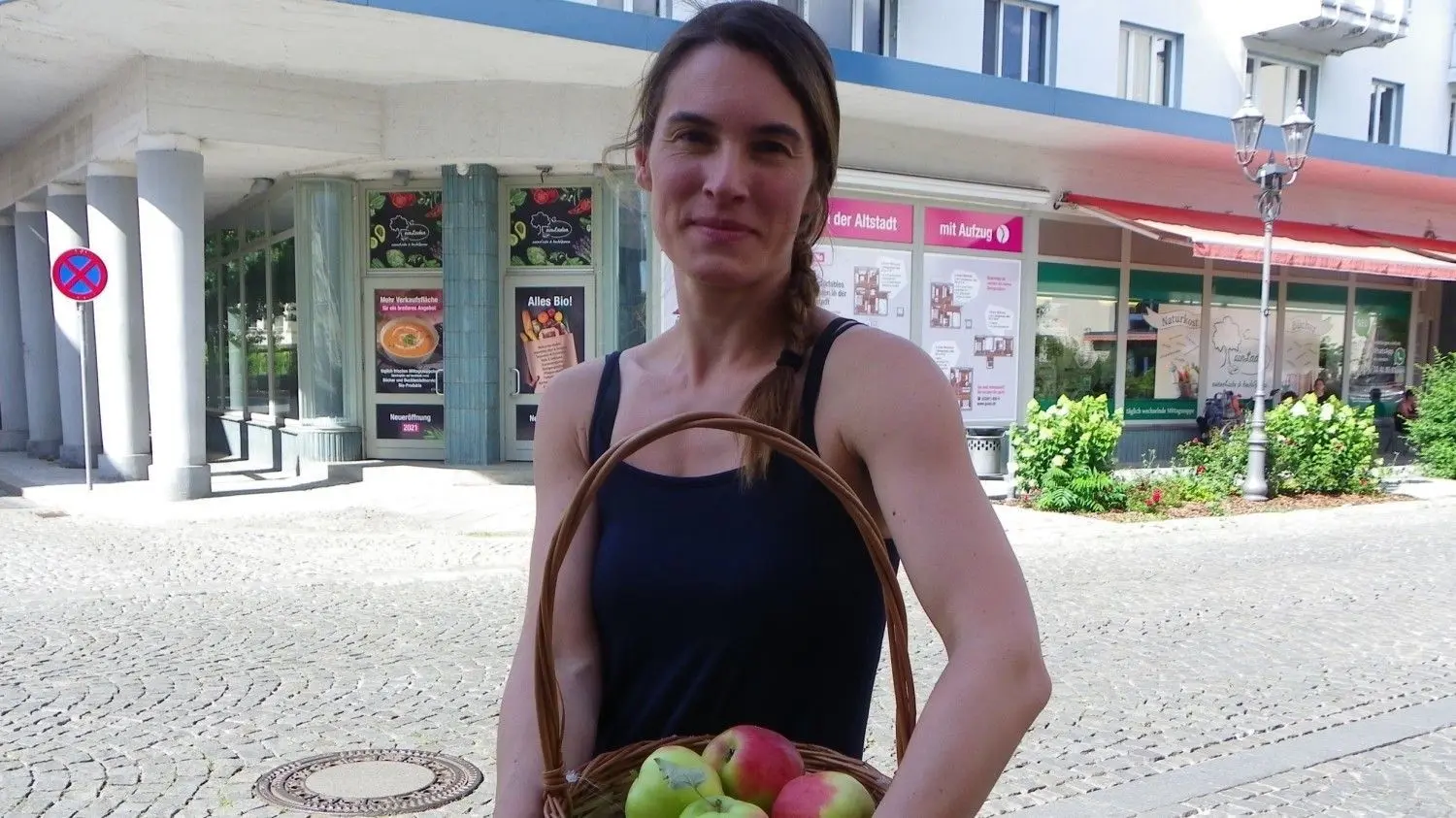 Archivfoto – Ulrike Held im Sommer 2020 an ihrem Laden in der Frankfurter Straße 19 in Guben.