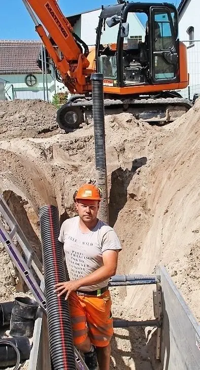 Vorarbeiter Kai Gläske vom Tiefbautrupp der Firma Matthäi aus Großräschen muss auf der Baustelle an der August-Bebel-Straße derzeit ganz schön schwitzen. ⇥