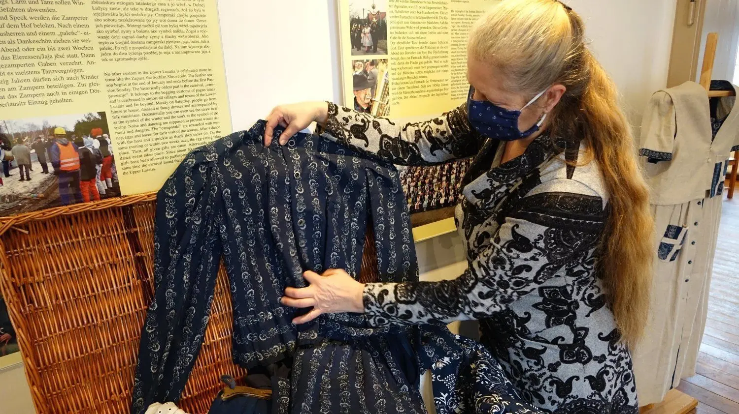 Körbe voller Blaudruck-Mode gehören seit Neuestem zum Bestand des Heimatmuseums Dissen. Die Dauerleihgabe wird jetzt inventarisiert und soll für Sonderausstellungen auch in anderen Museen genutzt werden.