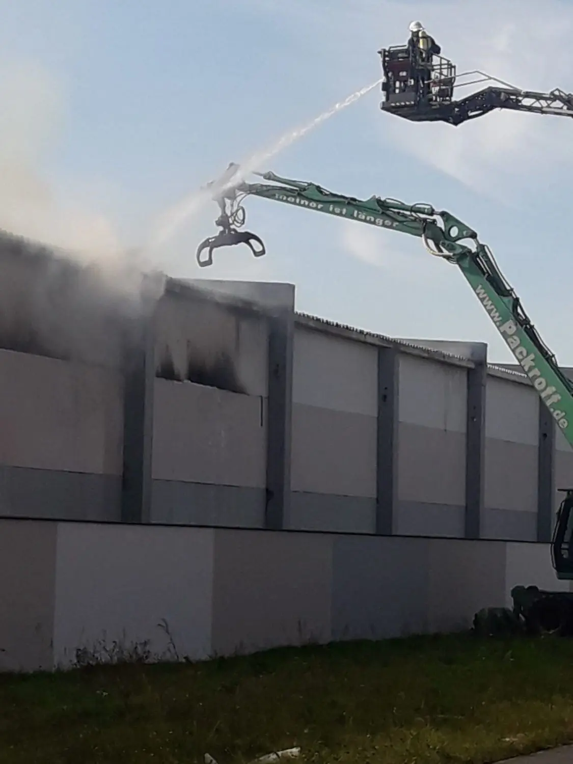 Die Feuerwehr pumpte von oben einen Schaumteppich über das brennende Kunststoffmaterial bei der Firma Bosig Baukunststoffe in Elsterwerda legen.