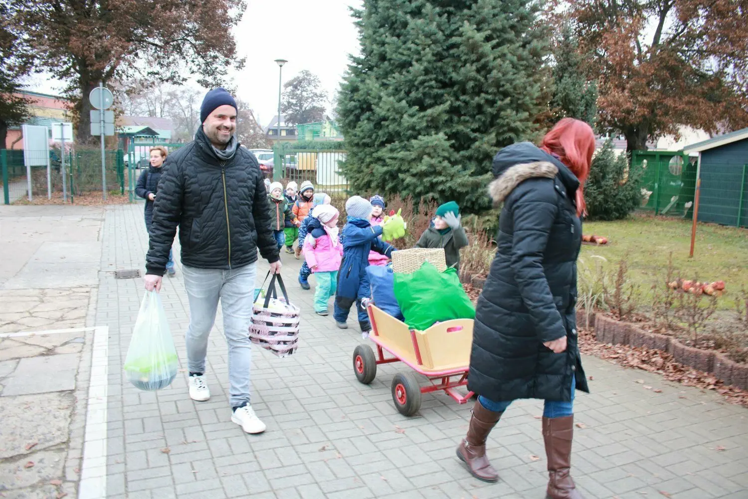 Bei der Eröffnung der Kita „Am Roten Nil“ half Bürgermeister Jens Richter. Ein Teil des Außengeländes in Lübben war damals schon fertig.