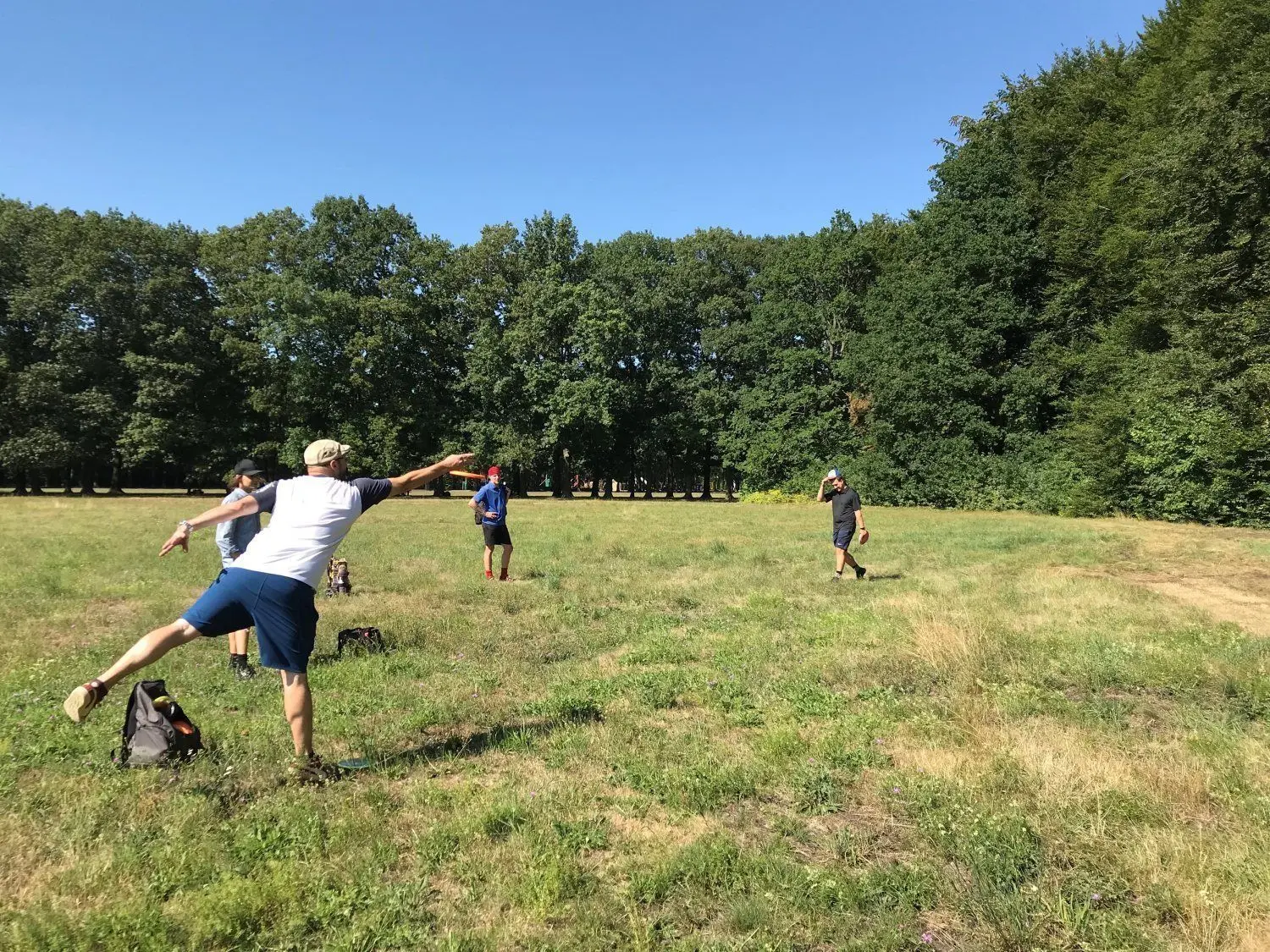 Disc-Golf-spieler wie Markus Mestel aus München spielen erste Runden auf dem Kurs in Finsterwalde.