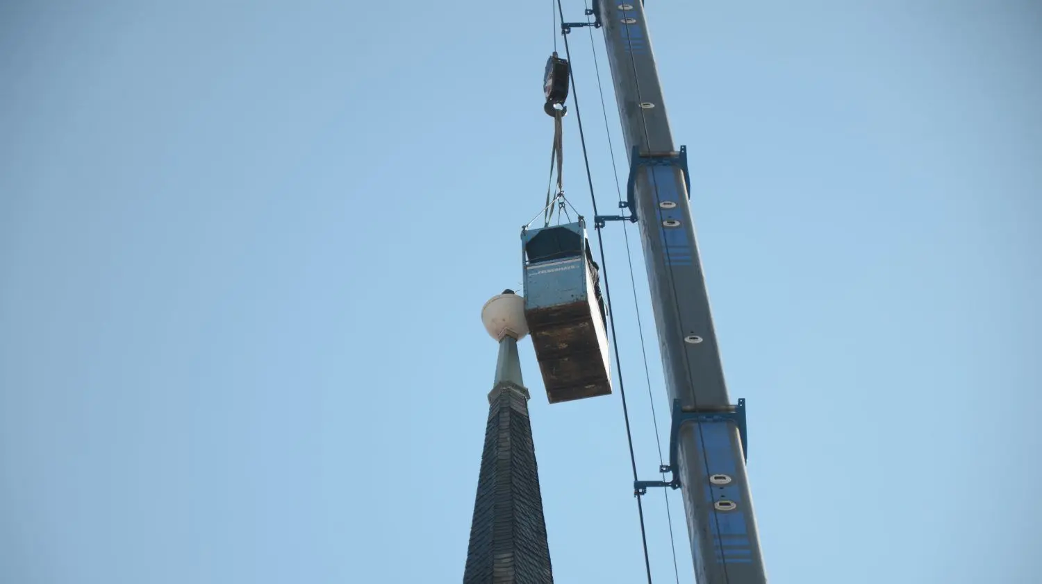 Dicht um die Kirchturm-Kugel herum bewegte sich die Arbeitsbühne in 60 Metern Höhe. Wetterfahne und Kreuz waren da schon abgebaut.
