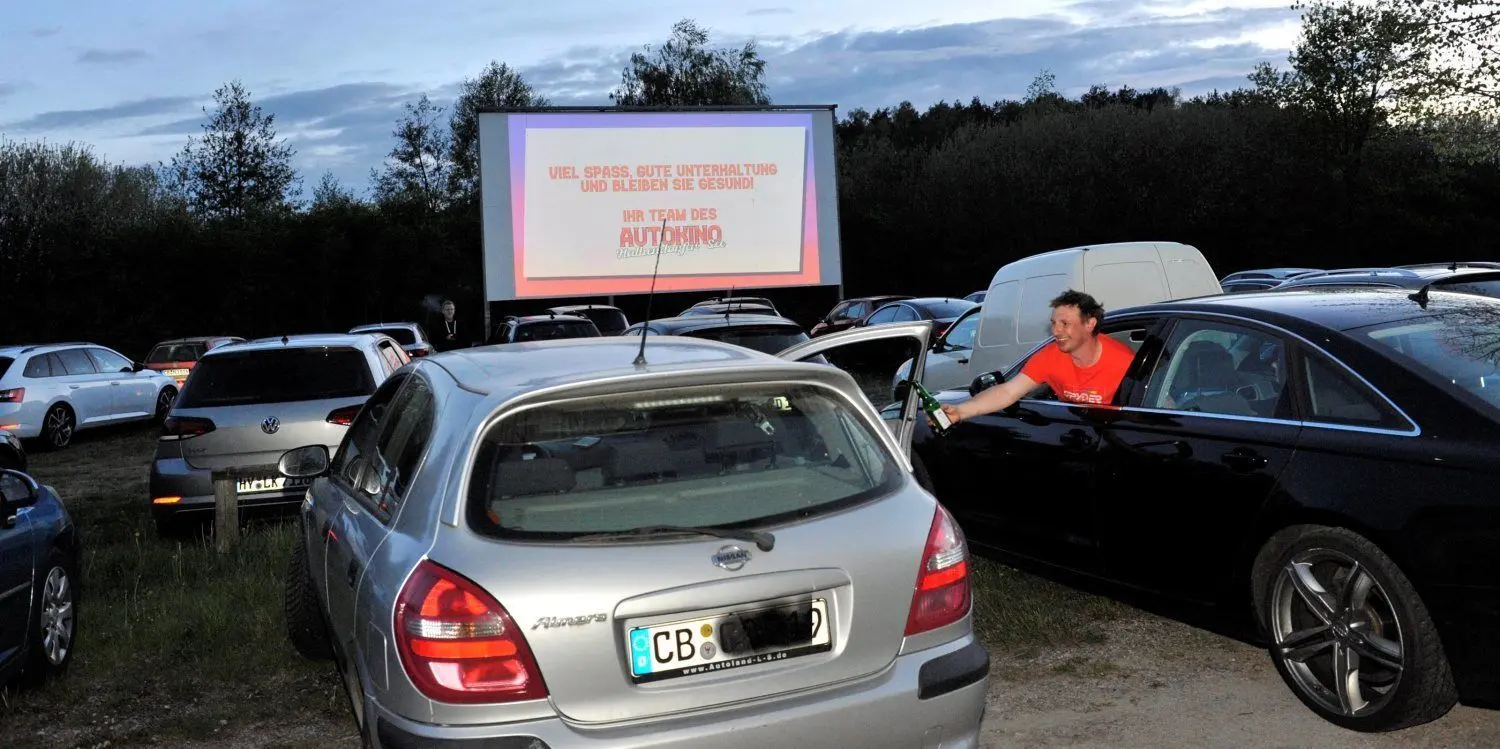 Nach 15 Jahren Pause beleben die Veranstalter der Toni Heide GmbH mit Filmvorführer Toni Seidelmann das Autokino am Halbendorfer See neu. Das luftige Kino-Erlebnis macht auch Station im Lausitzer Seenland.  Im Halbendorfer Autokino haben bis zu 200 Personen Platz – bei einer durchschnittlichen PKW-Besatzung von zwei Personen.  Den Filmton empfangen die Zuschauer über eine UKW-Funkfrequenz im Autoradio. Die Lautstärke kann jeder selbst bestimmen. Mit dem Kult-Streifen  „Dirty Dancing“ ist der Spaß gestartet, das Film-Vergnügen soll bis Mitte Mai immer freitags bis sonntags ab 21 Uhr stattfinden. Cola und Popcorn gehören dazu.