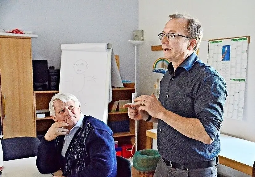 Gemeindepfarrer Frank Wendel (r.) und Prediger i. R. Hermann Kutzner aus Lindena gestalten die wöchentlichen Bibelstunden für Asylbewerber.