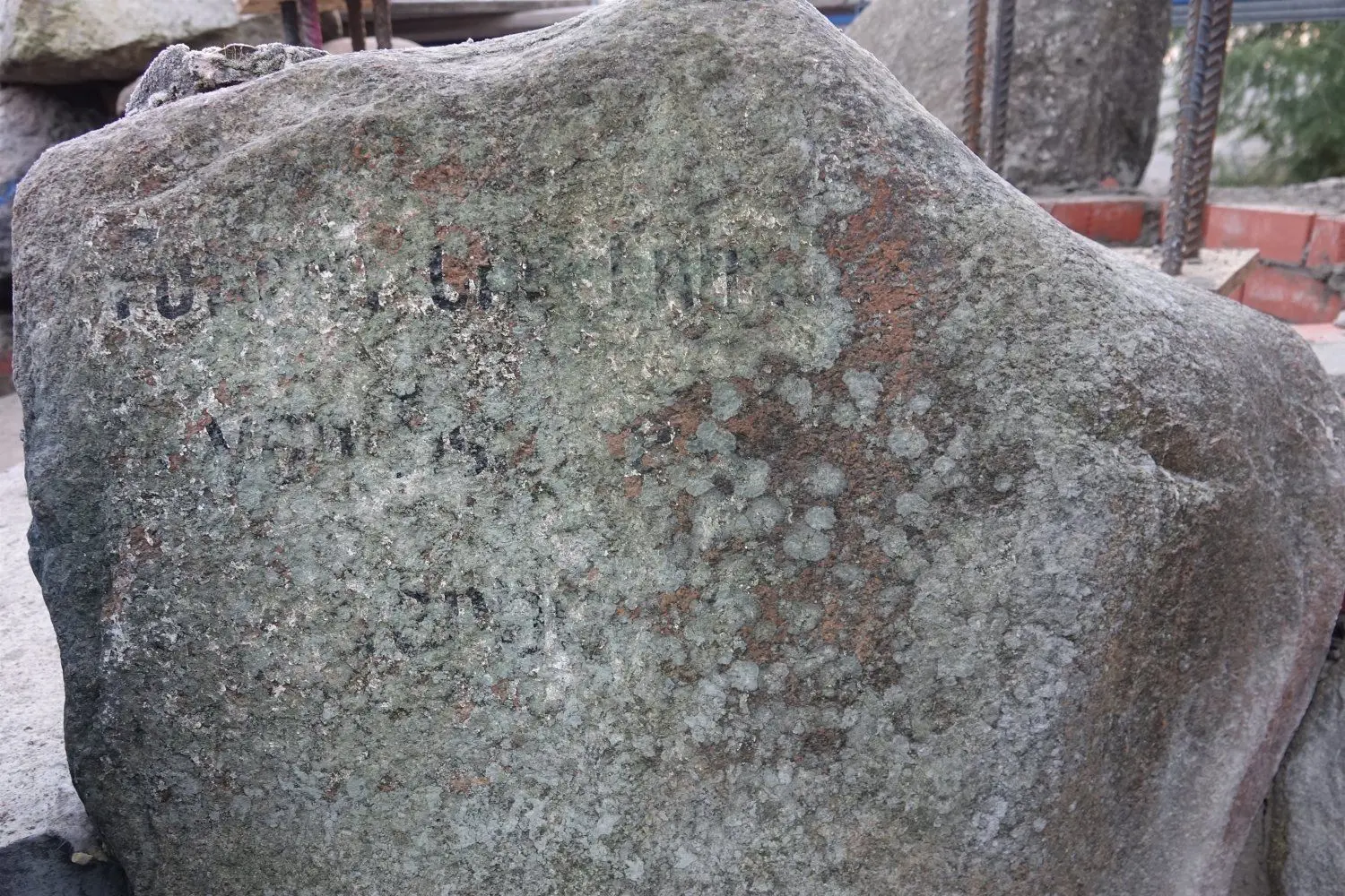 Ein Stein mit einer Schrift - noch hat sie keiner entziffert. Auch dieser Stein ist Teil der Grotte, die wieder aufgebaut wird.