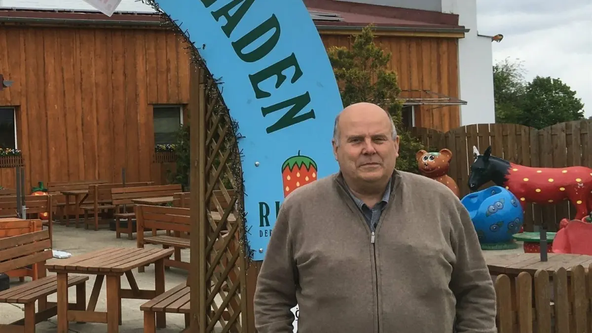 Spreewaldbauer Karl-Heinz Ricken. Seine Erdbeeren sind absolut pestizidfrei, hat der BUND bei einem Test bestätigt.
Der rumänische Konsul Iulian Diculescu-Blebea besuchte Spreewaldbauer Karl-Heinz Ricken in Vetschau.