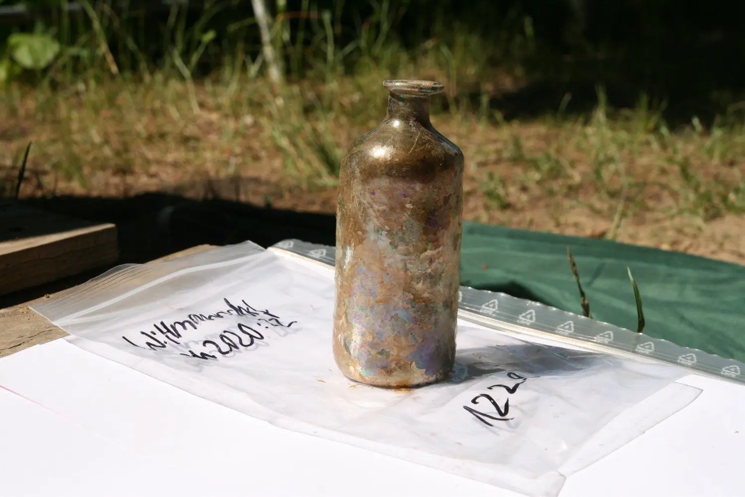 Beistellungen in Gräbern, wie diese Glasflasche, kamen erst im 18. Jahrhundert auf.